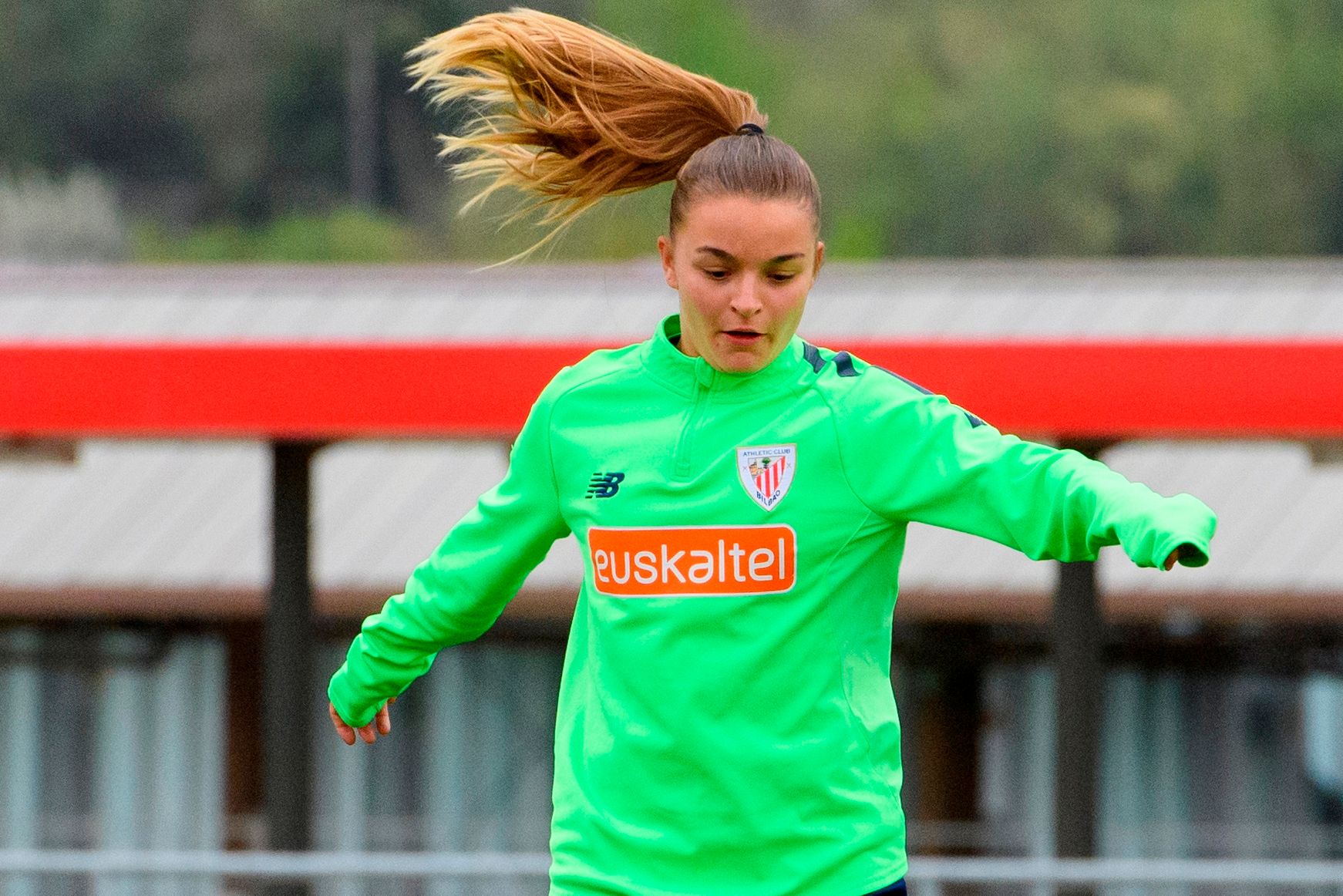  Sara Ortega se entrena con el primer equipo femenino en Lezama.