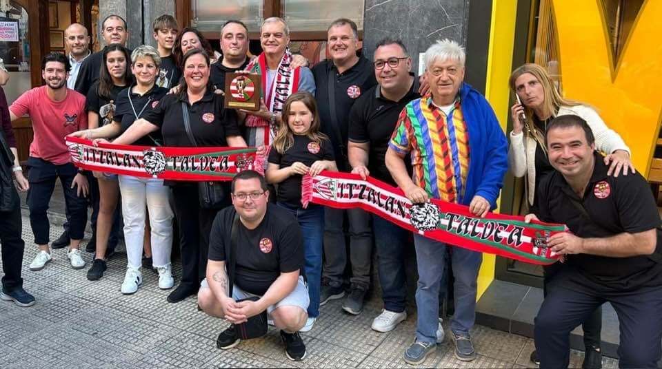 Ramón García, premiado en Santutxu por la Peña Itzalan del Athletic Club.