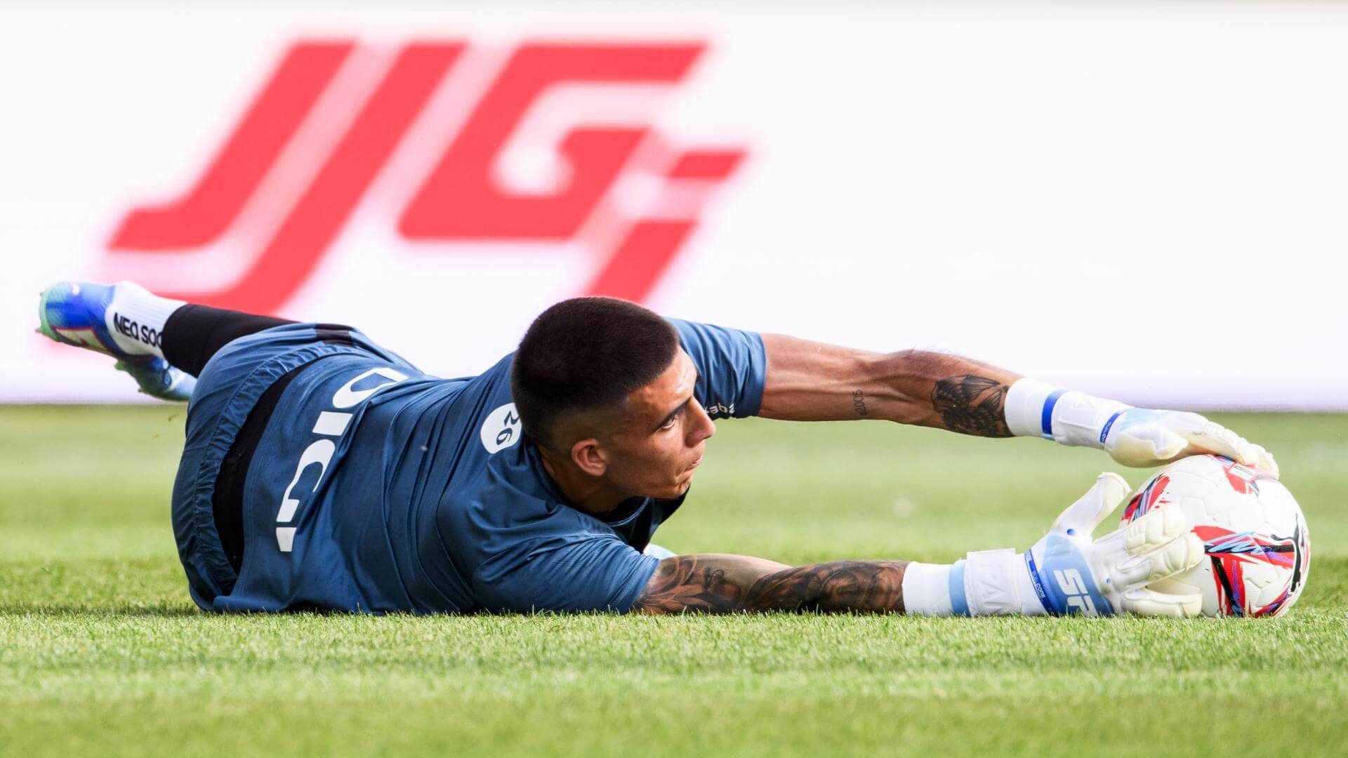  El portero Alex Padilla calienta en El Plantío, antes de ser titular frente al Burgos de Bolo.