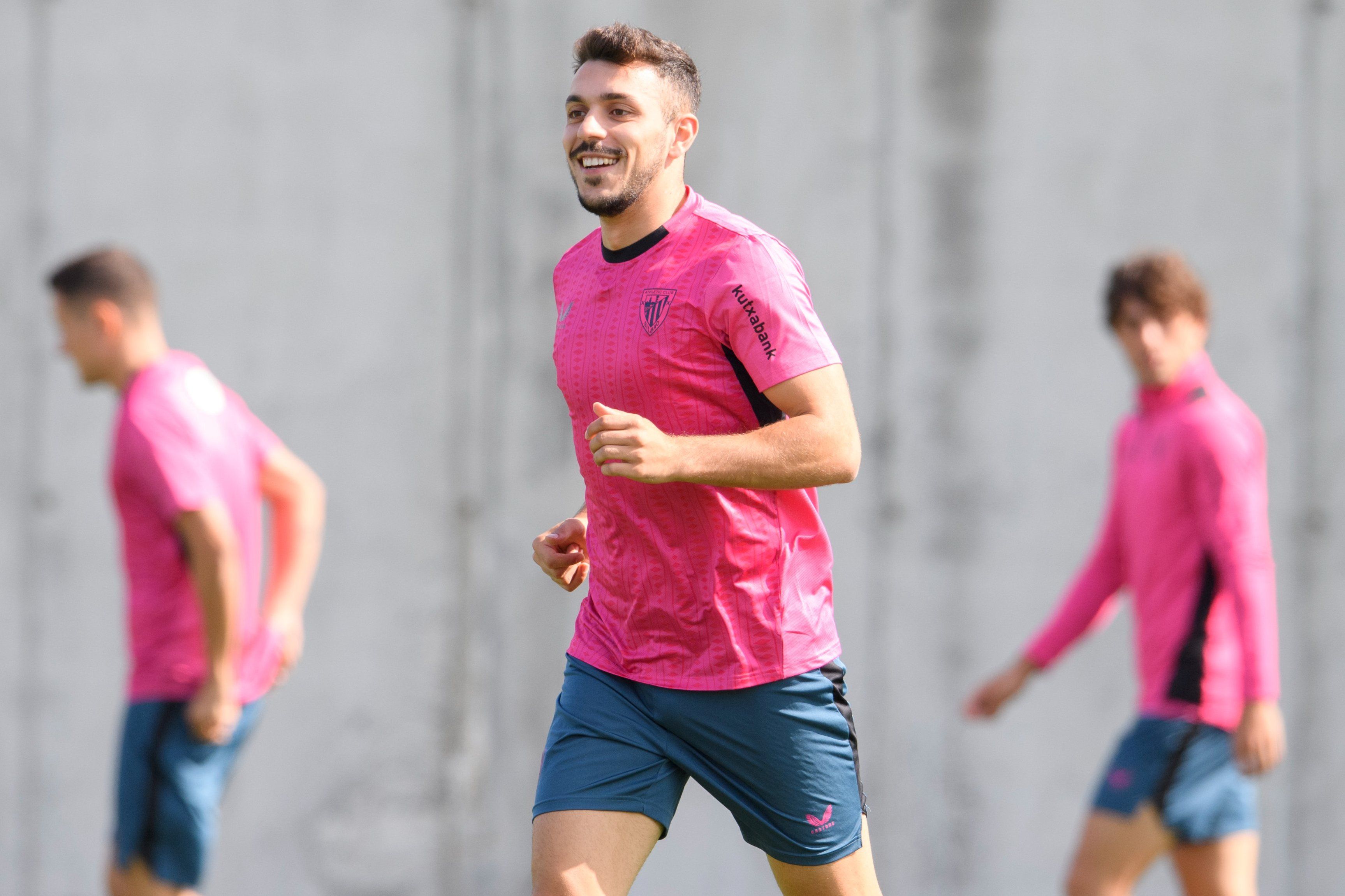 El central Aitor Paredes, feliz y renovado hasta junio de 2029, se entrena en Lezama.