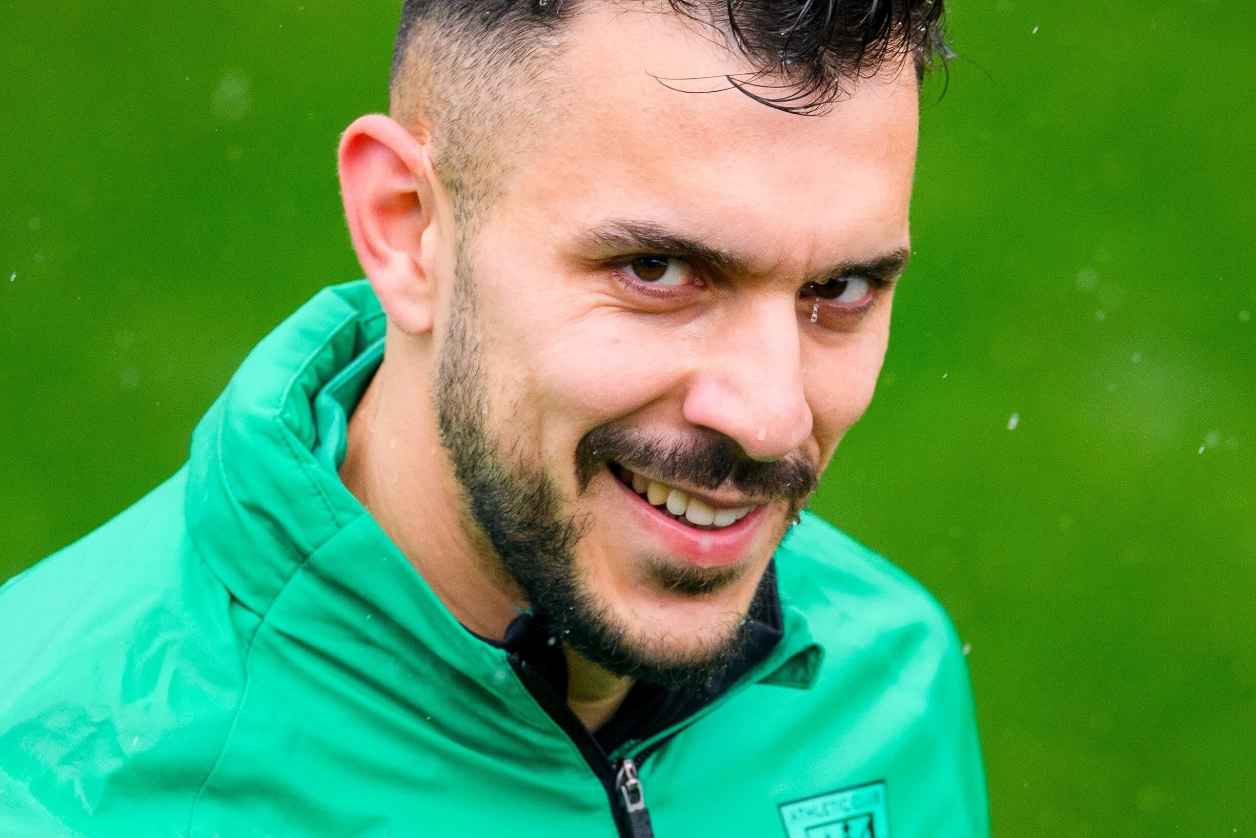  Gesto del central Aitor Paredes entrenando en Lezama.