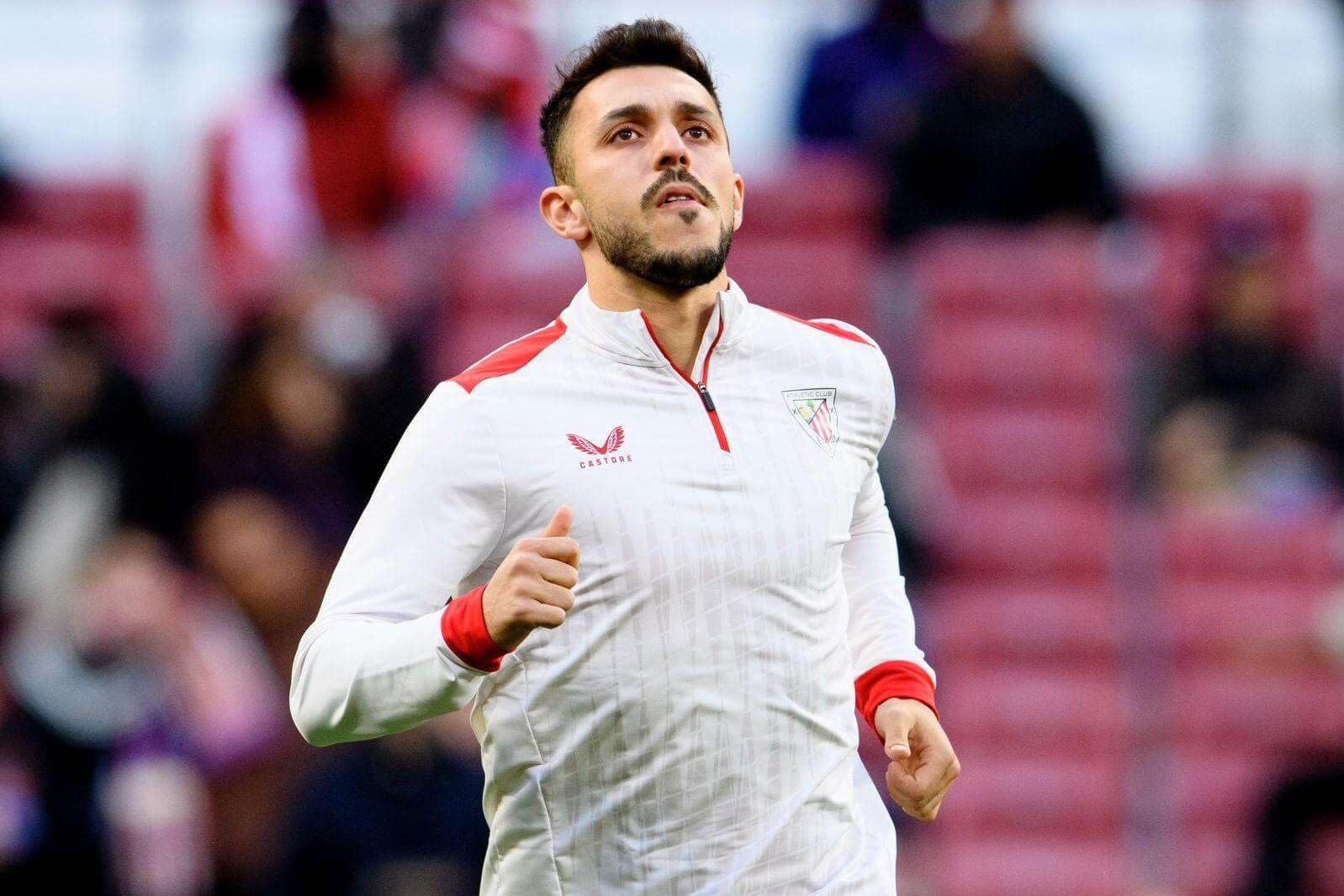 Aitor Paredes calienta para jugar ante el Atlético en el Metropolitano.