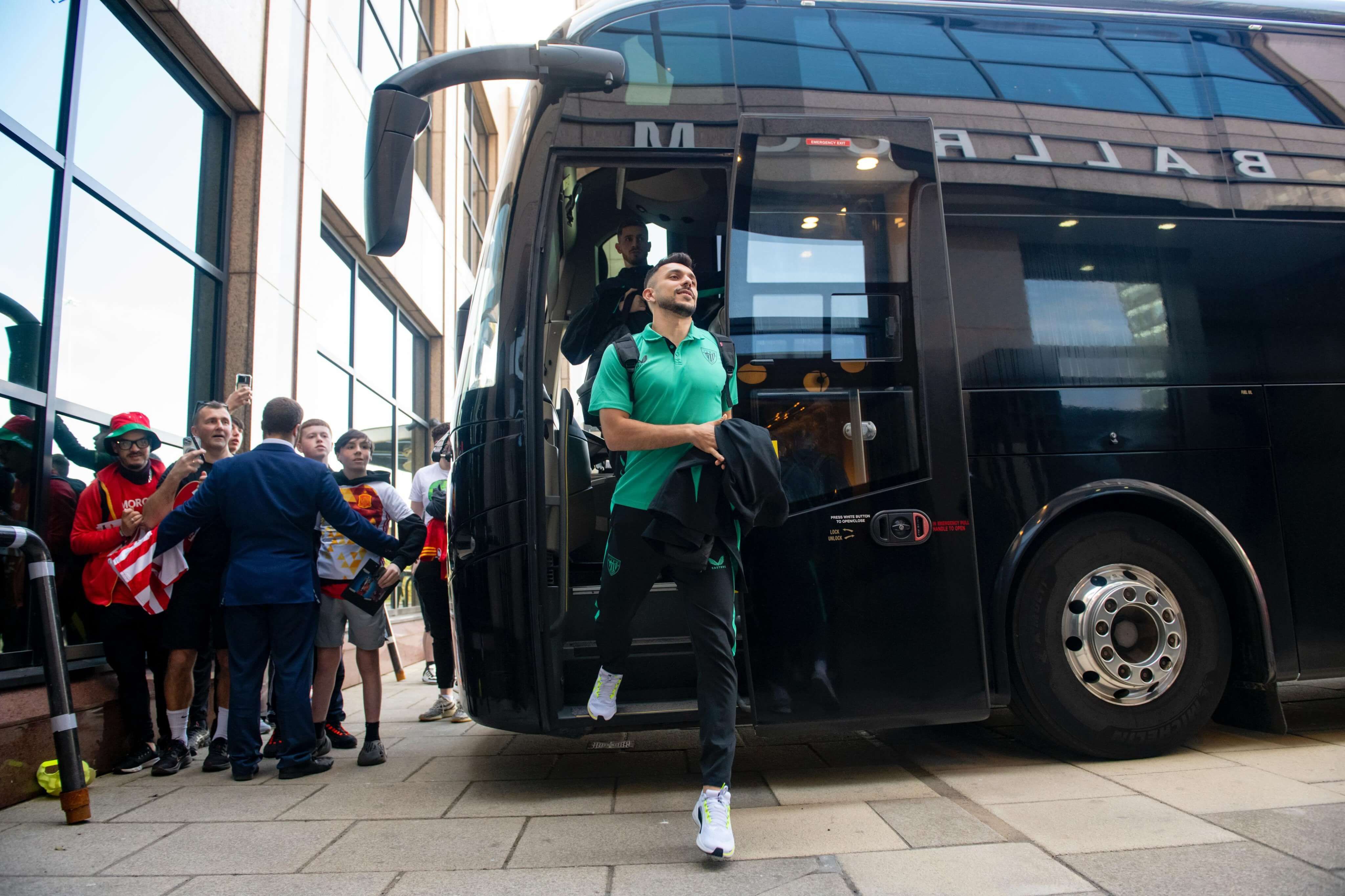  Aitor Paredes baja del autobús del equipo al hotel en Glasgow.