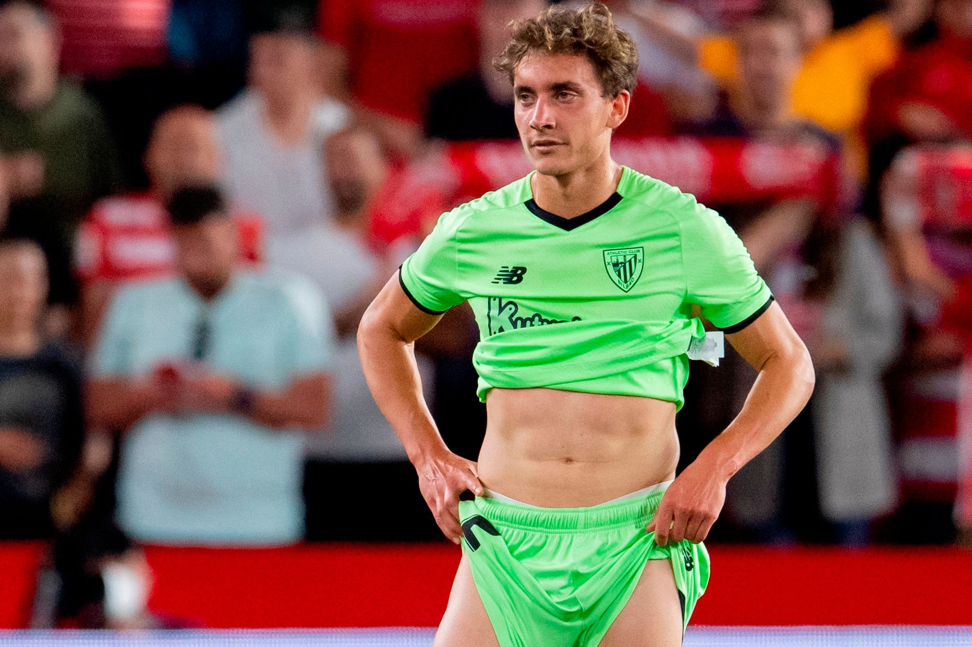  Alex Petxarroman en un partido como León ante el Granada CF en Los Cármenes.