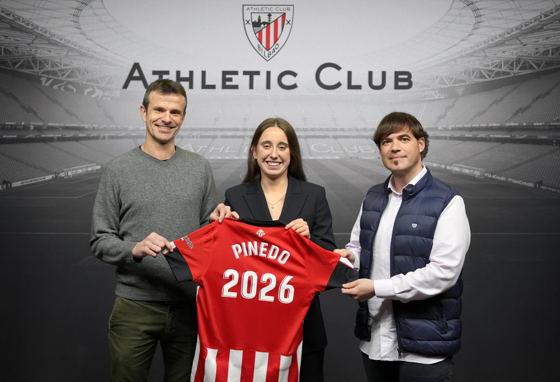  El presidente Jon Uriarte, Clara Pinedo y Xabi Arrieta posan en San Mamés (Foto: Athletic Club9.