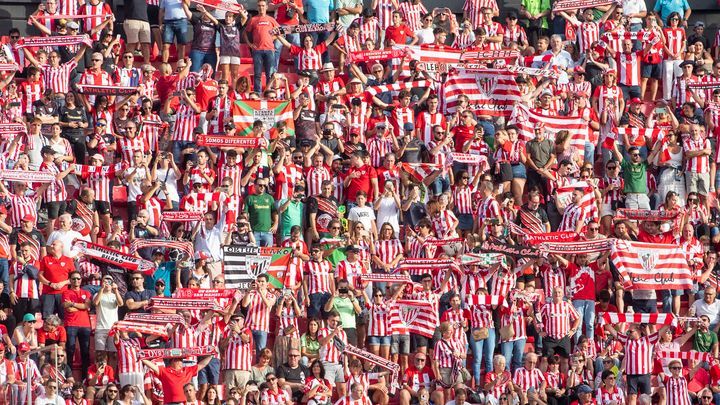  La afición zurigorri acompañando al equipo en la grada de un estadio lejos de Bilbao.