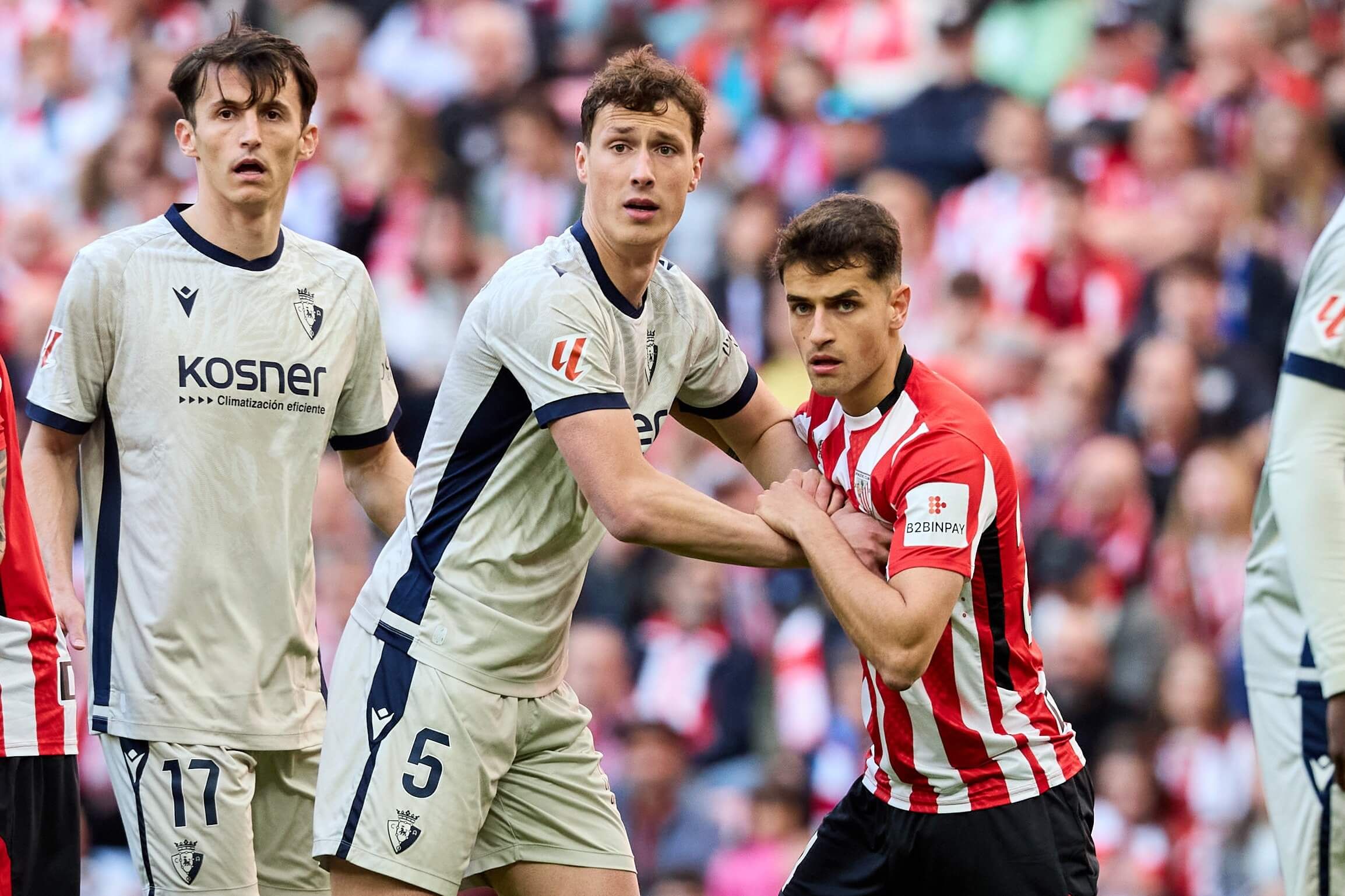 César Herrando del CA Osasuna y Beñat Prados luchan en San Mamés.