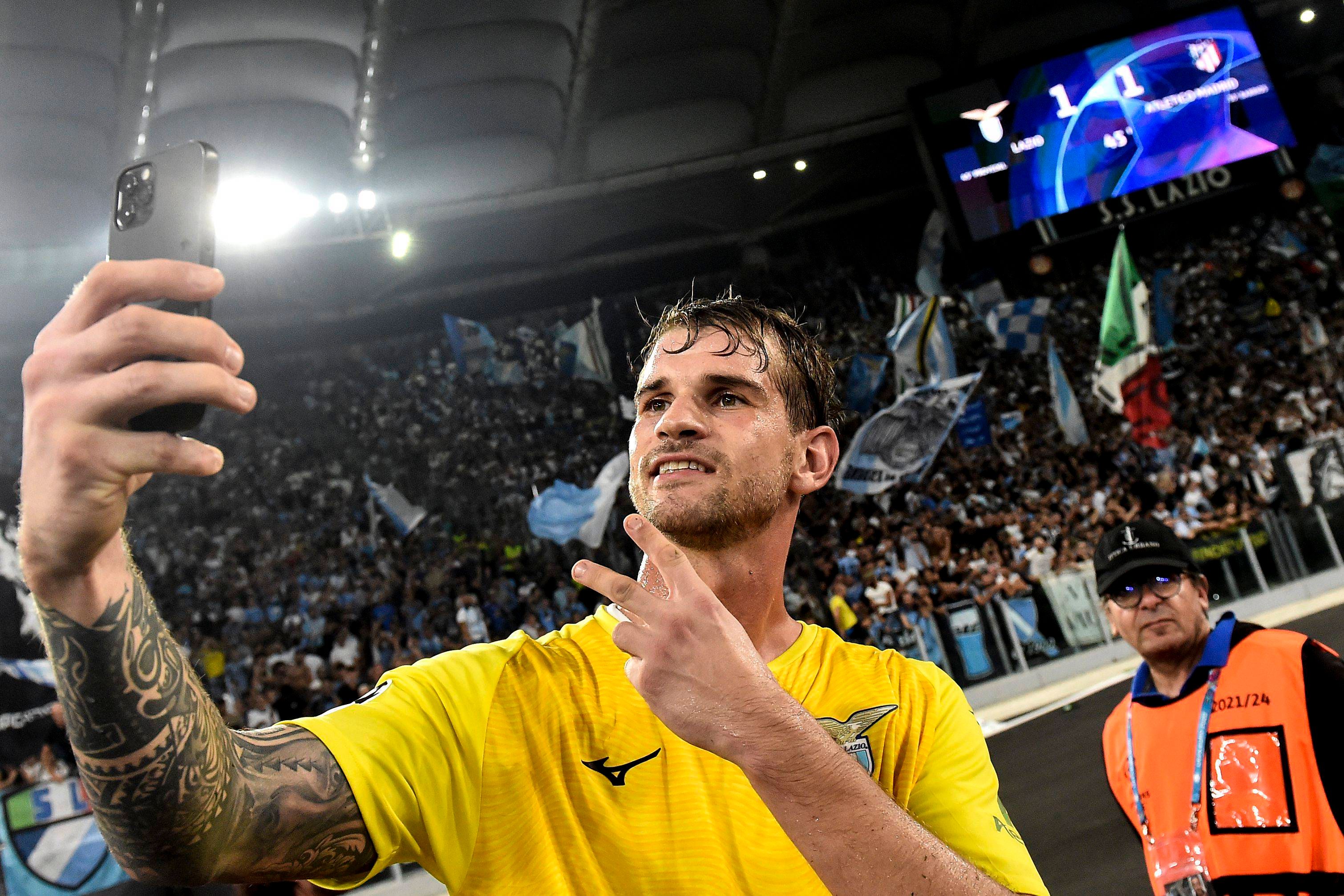 Provedel junto a los fanáticos de la Lazio.