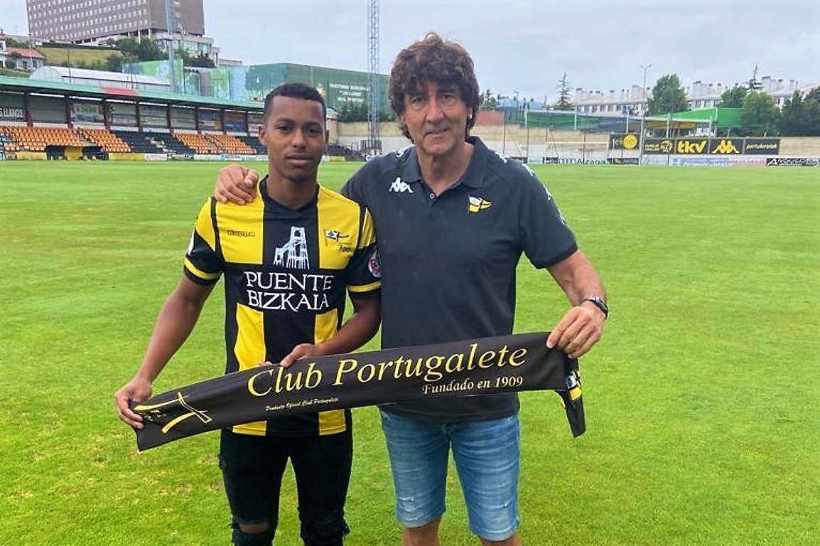 Patxi Salinas, junto a Quicala Bari (ahora jugador del Bilbao Athletic), tras fichar por el Club Portugalete.