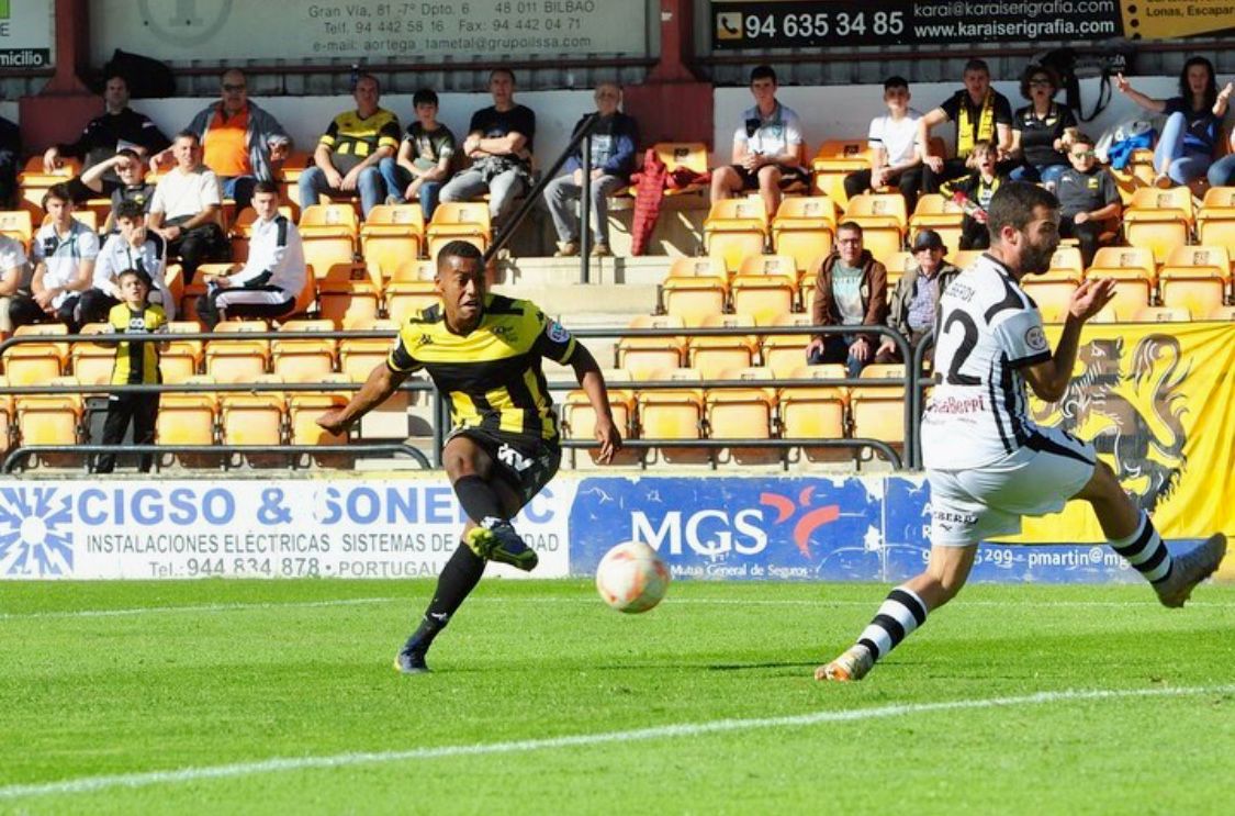  El jugador guineano, entonces en el Club Portugalete, Quicala Bari dispara en un partido.