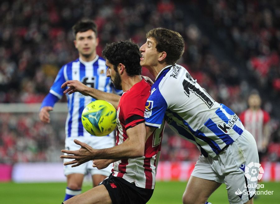 Raúl García, en un Derbi vasco ante la Real Sociedad en San Mamés.