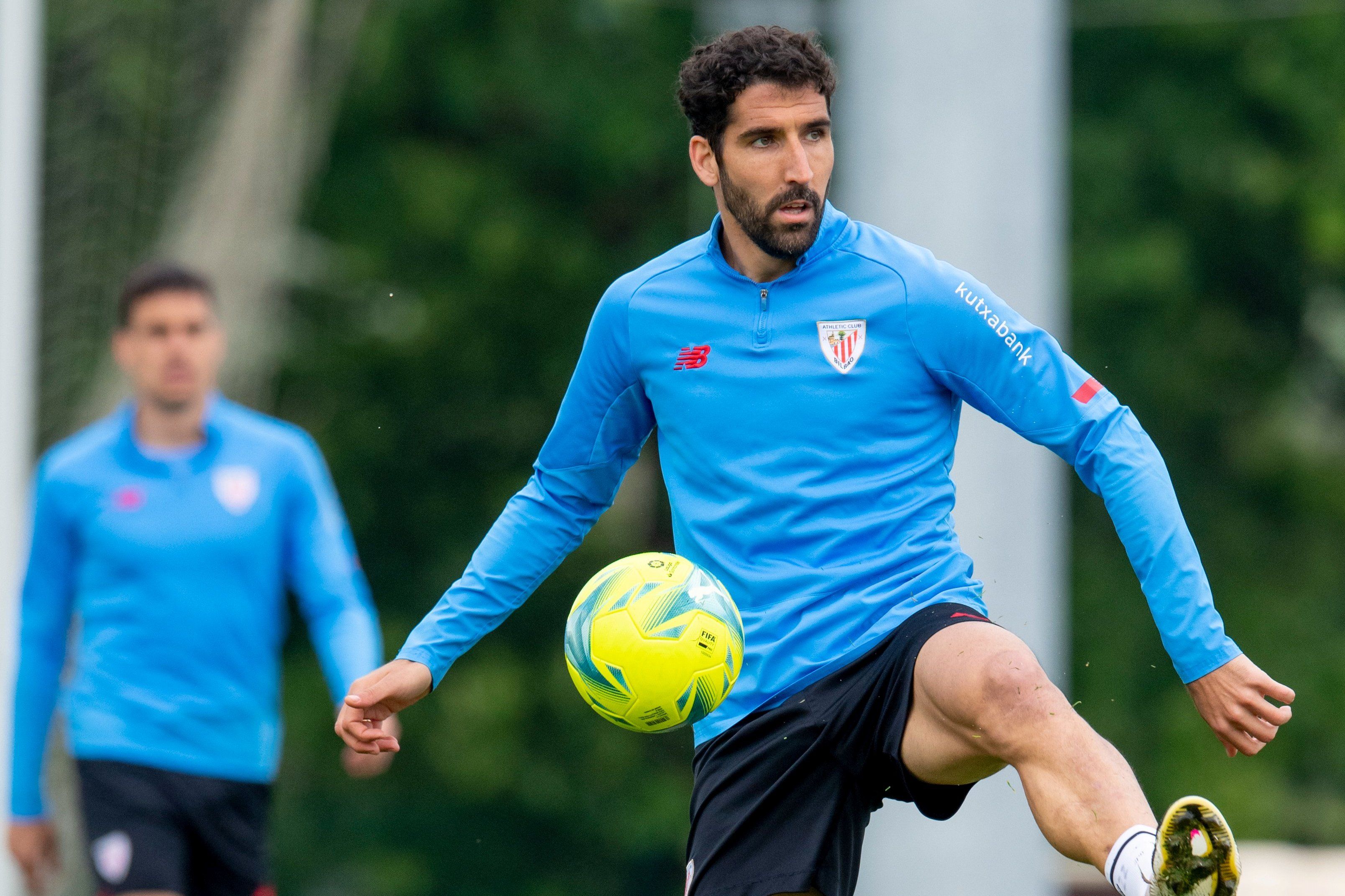  El navarro Raúl García controla la pelota entrenando en Lezama.