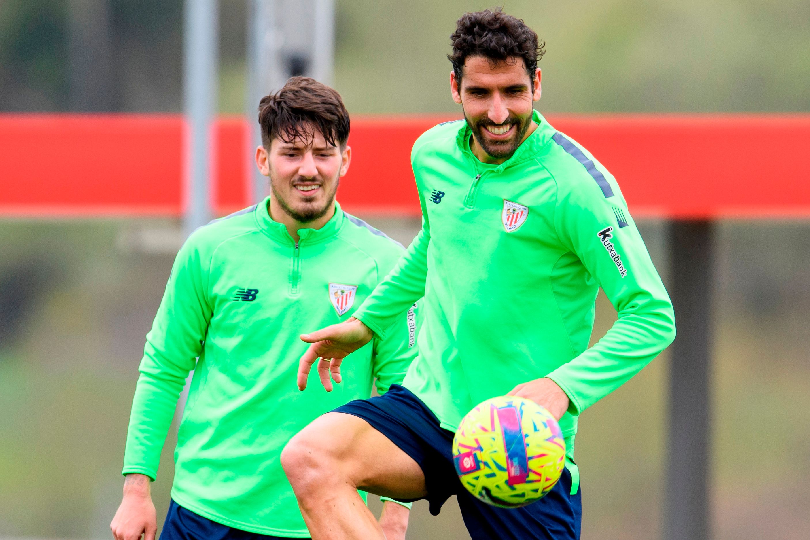  El navarro Raúl García la toca ante Unai Vencedor en Lezama.