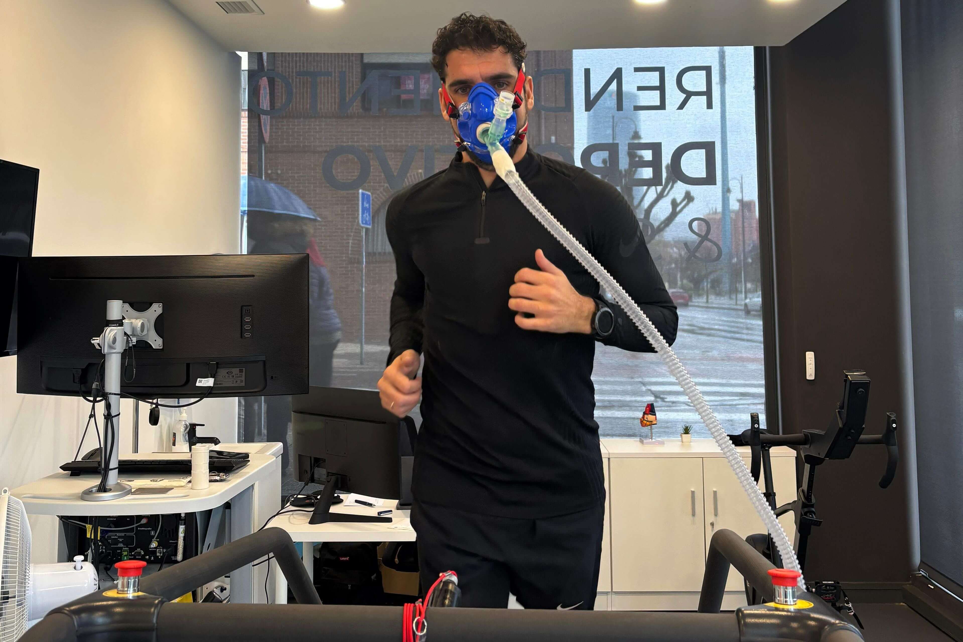 Raúl García, en la cinta con la máscara de hipoxia en el Centro Emen4sport, donde el navarro se mantiene en plena forma.