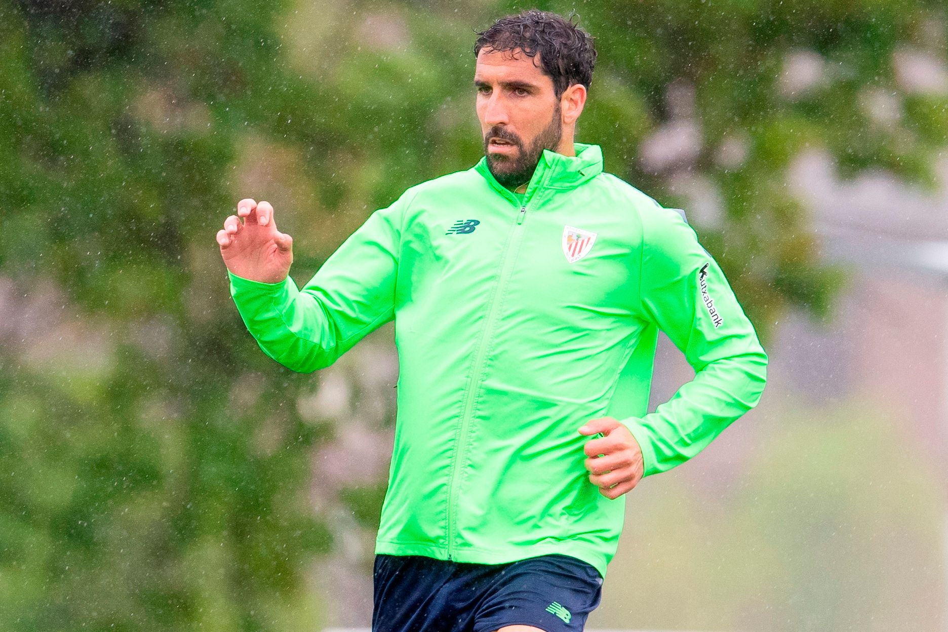  El navarro Raúl García se entrena con su habitual entrega en Lezama.