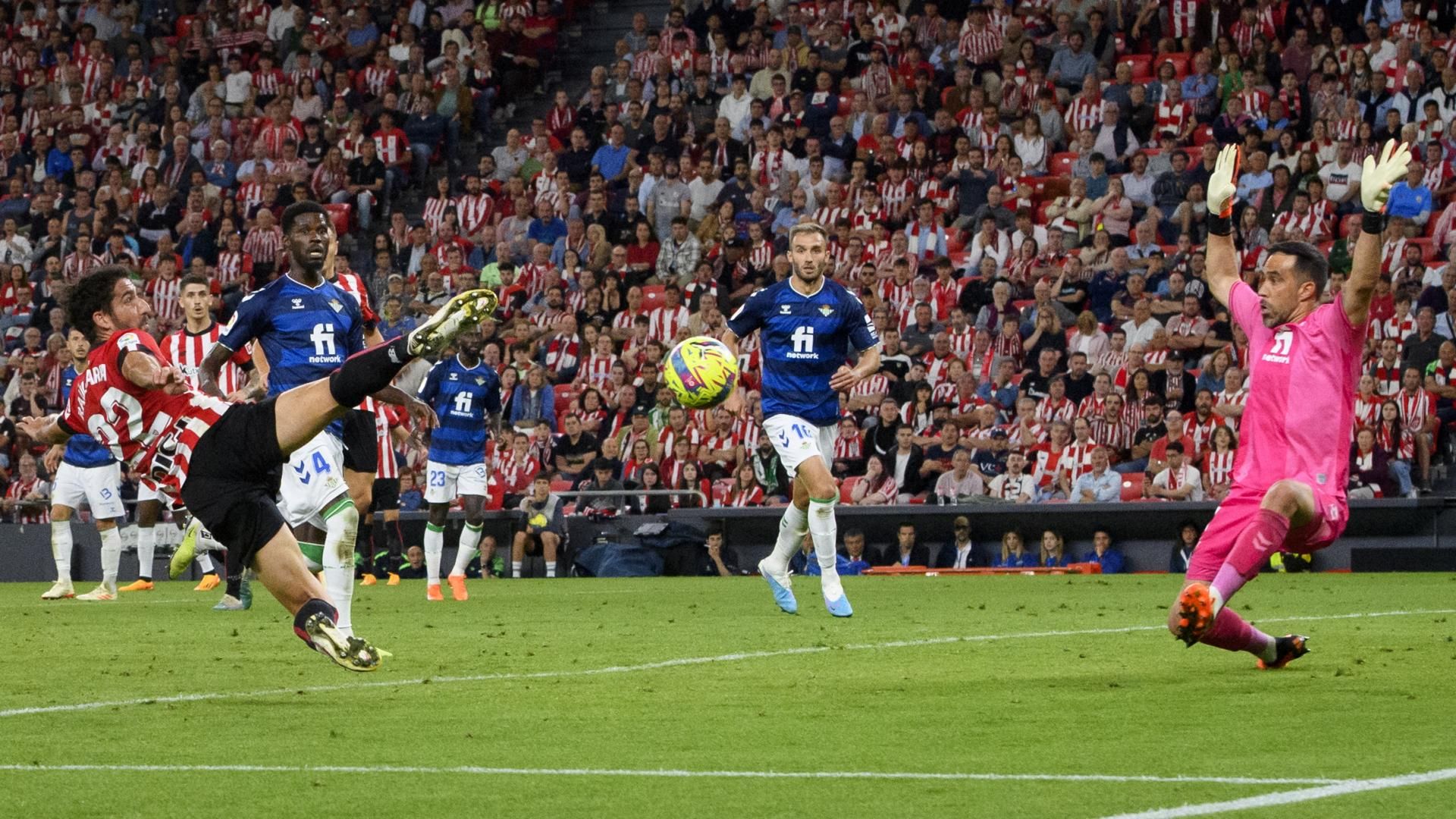  Volea de Raúl García ante el Betis en San Mamés.