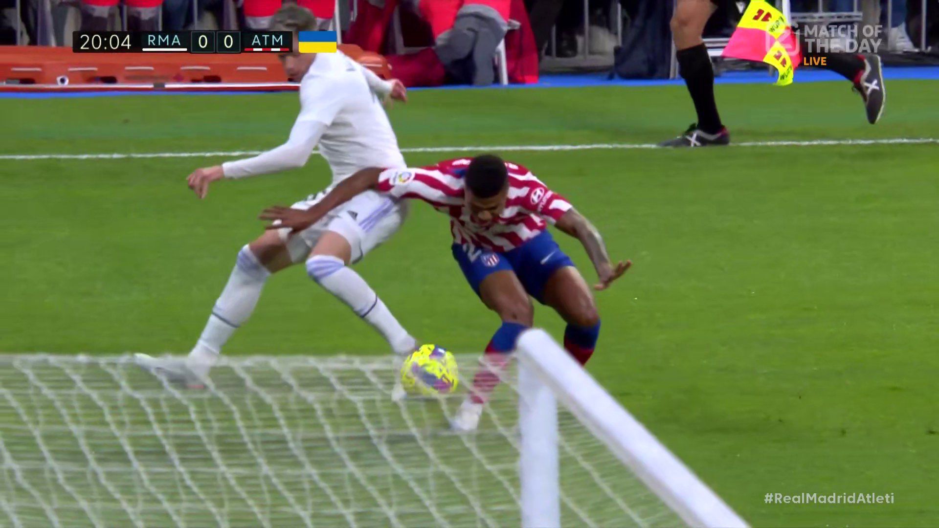  El giro de rodilla de Reinildo con el que cayó lesionado en el derbi.