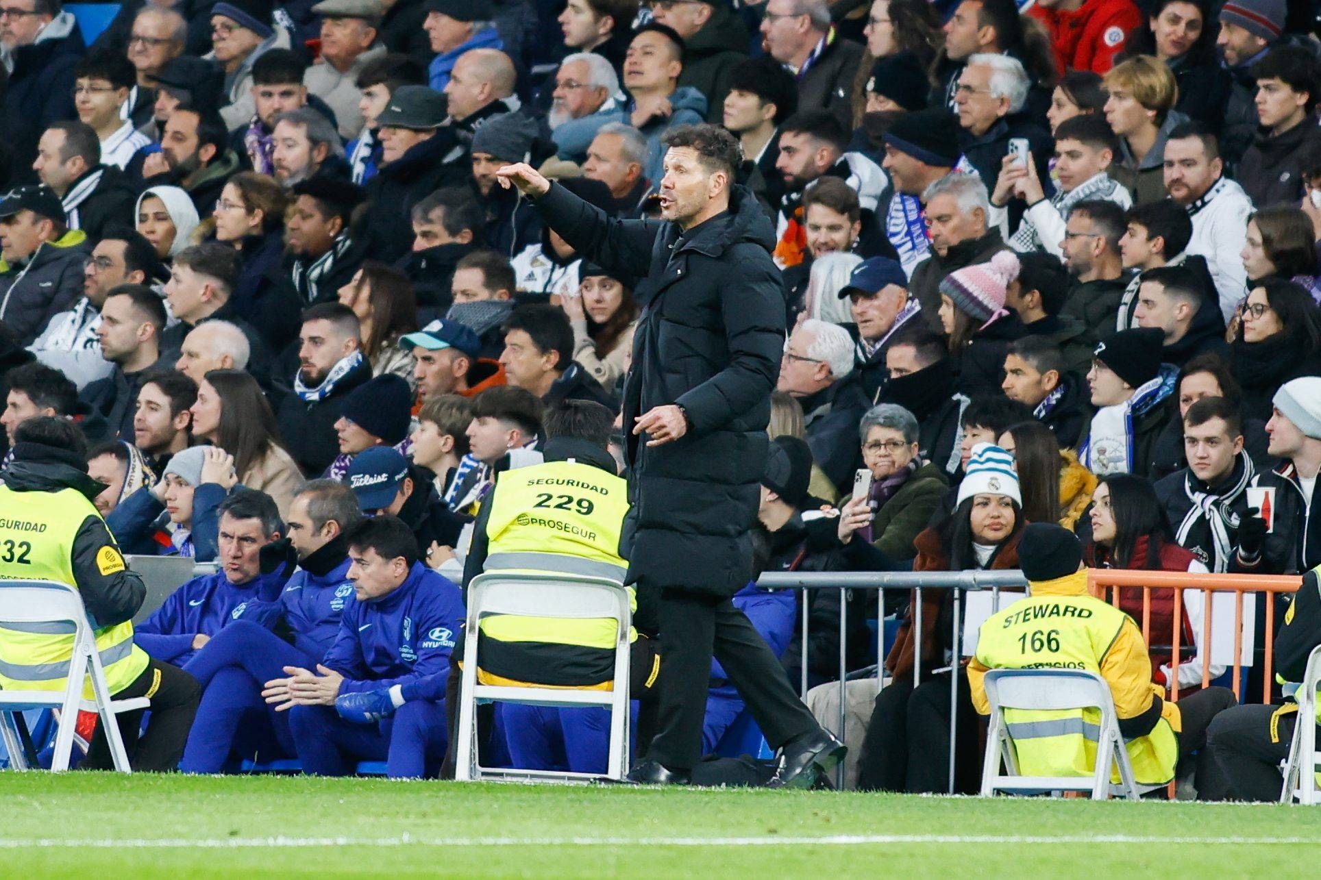  Simeone da instrucciones en el derbi Real Madrid-Atlético.