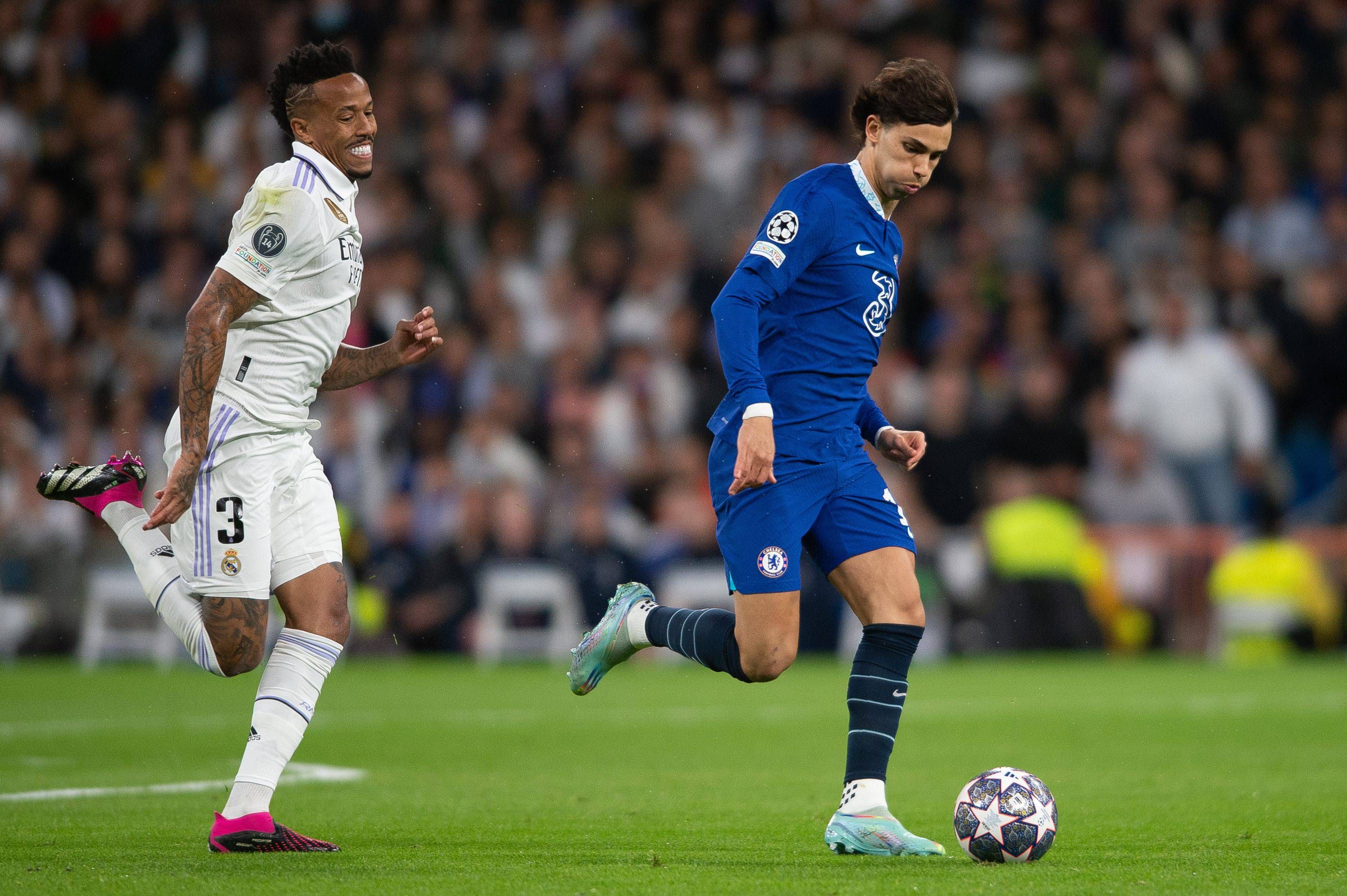  Joao Félix conduce delante de Militao en el Real Madrid-Chelsea.