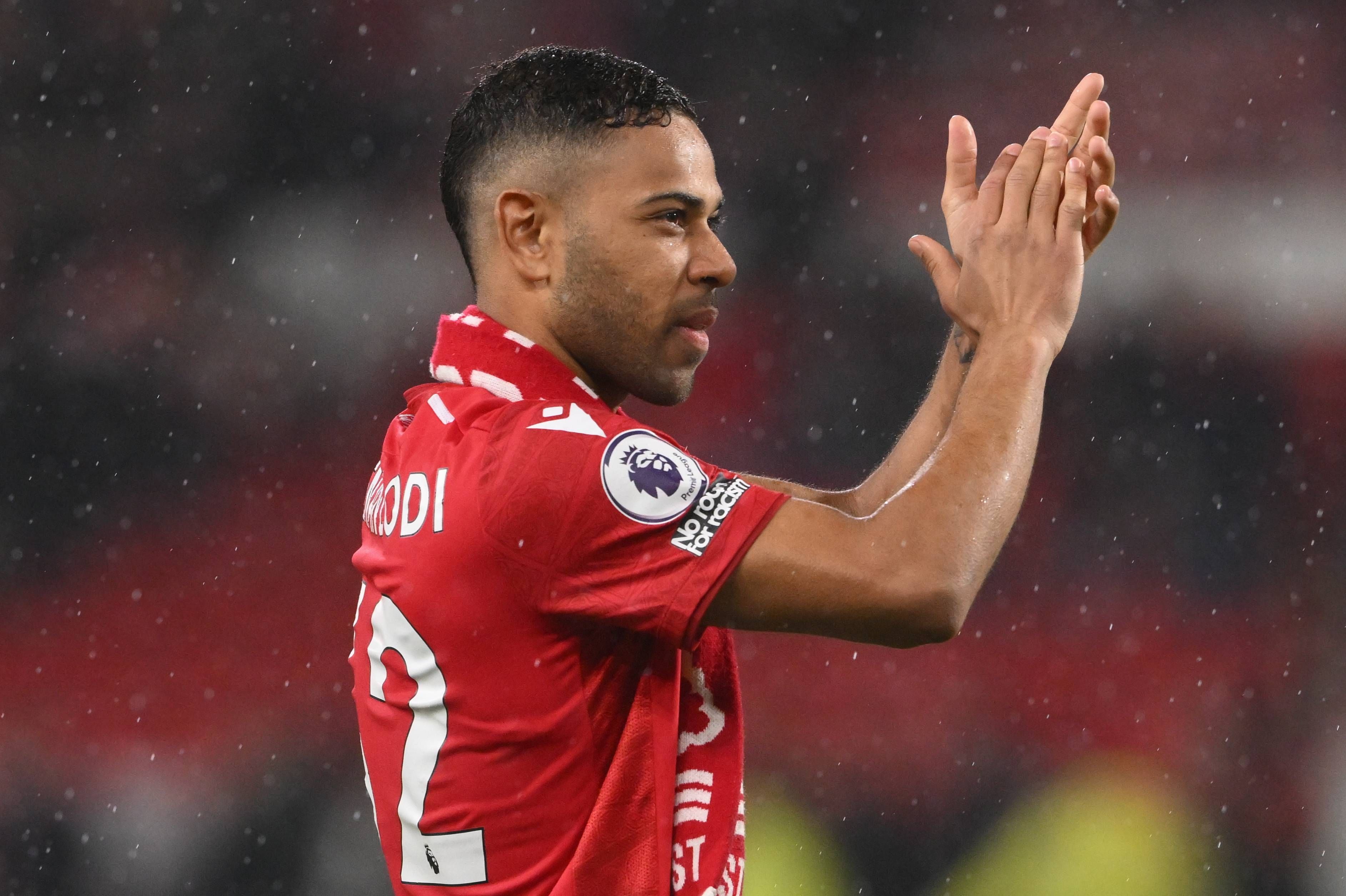 Renan Lodi, saludando a la afición del Nottingham Forest tras un partido (Foto: Cordon Press).