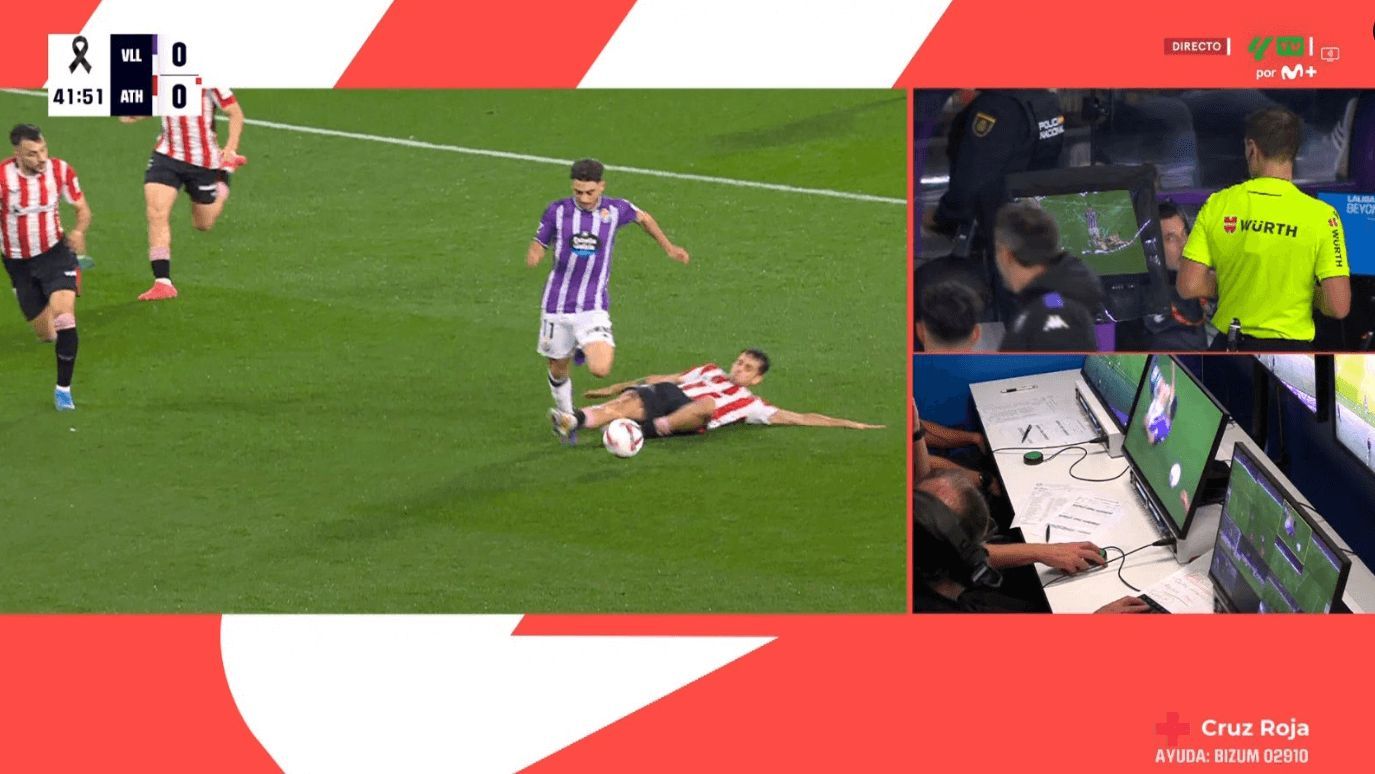 Cordero Vega revisa la jugada de la roja a Beñat Prados.