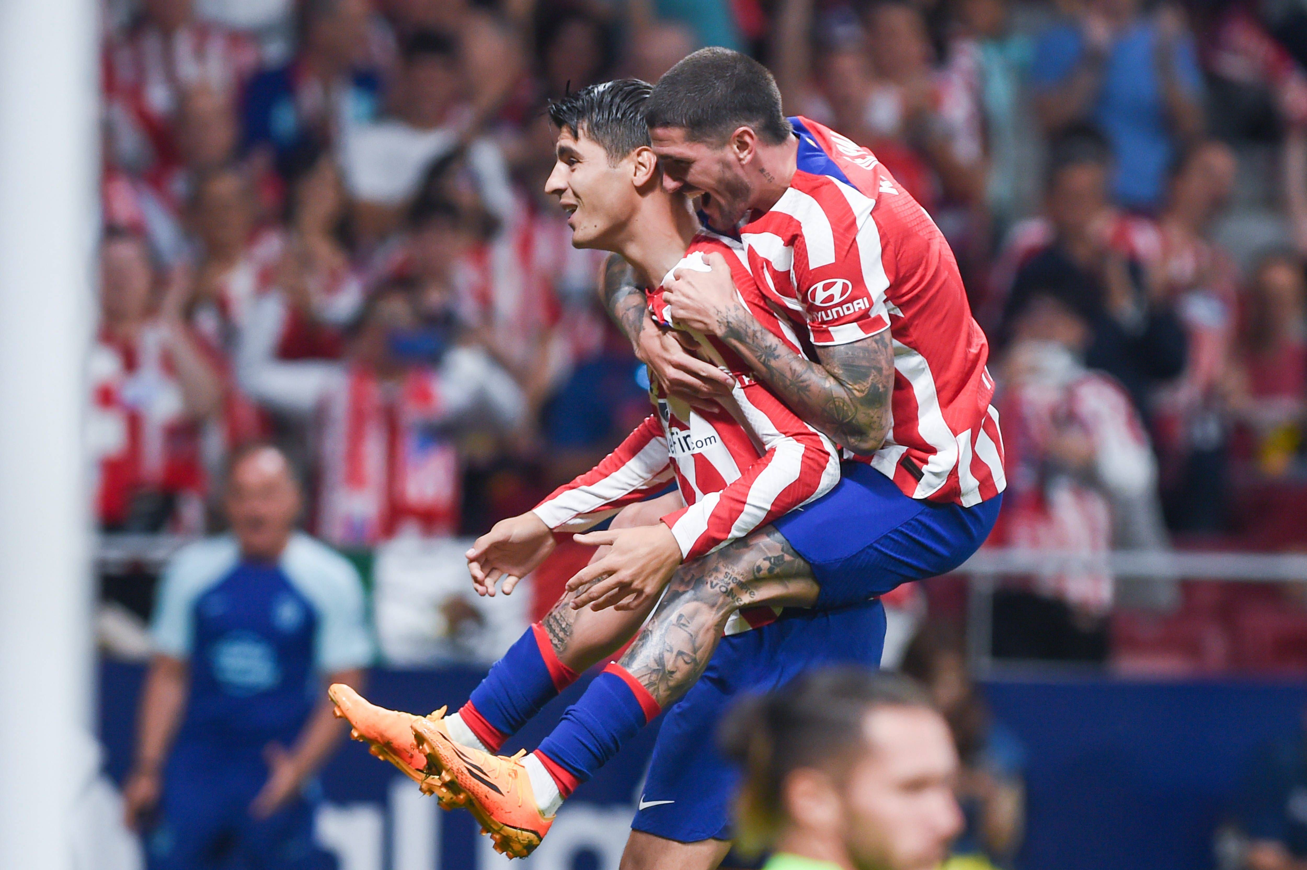 Rodrigo de Paul celebra con Álvaro Morata un gol del Atlético de Madrid.