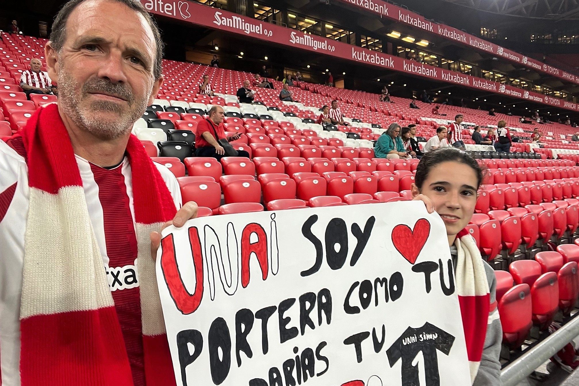  Roberto y Batirtze Sagastuy, posan en la grada de San Mamés con la pancarta para Unai Simón.
