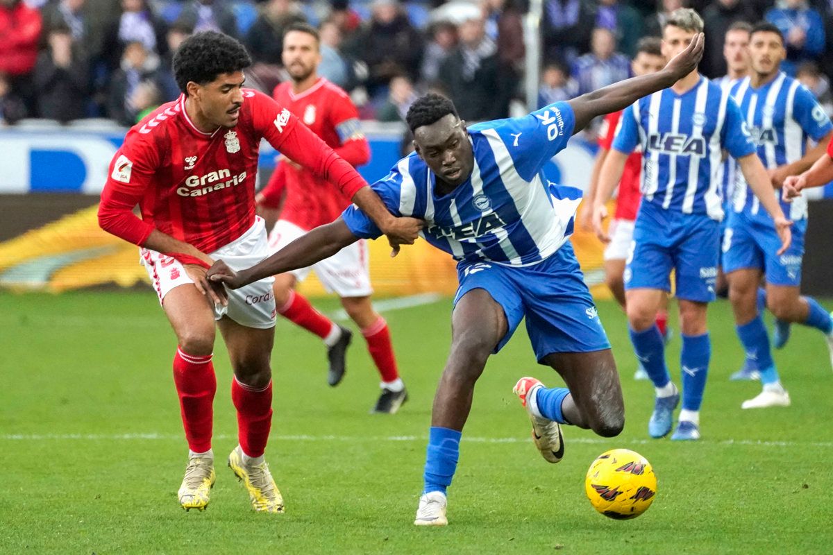 Samu Omorodion pelea con Saúl Coco en el Alavés-Las Palmas.