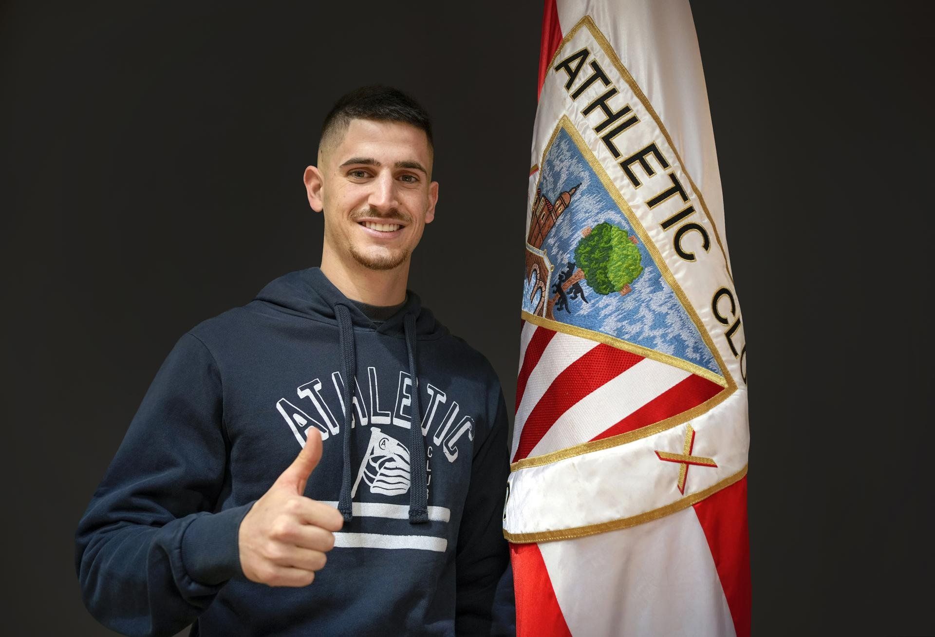  Oihan Sancet tras renovar hasta 2032 su contrato en Ibaigane.