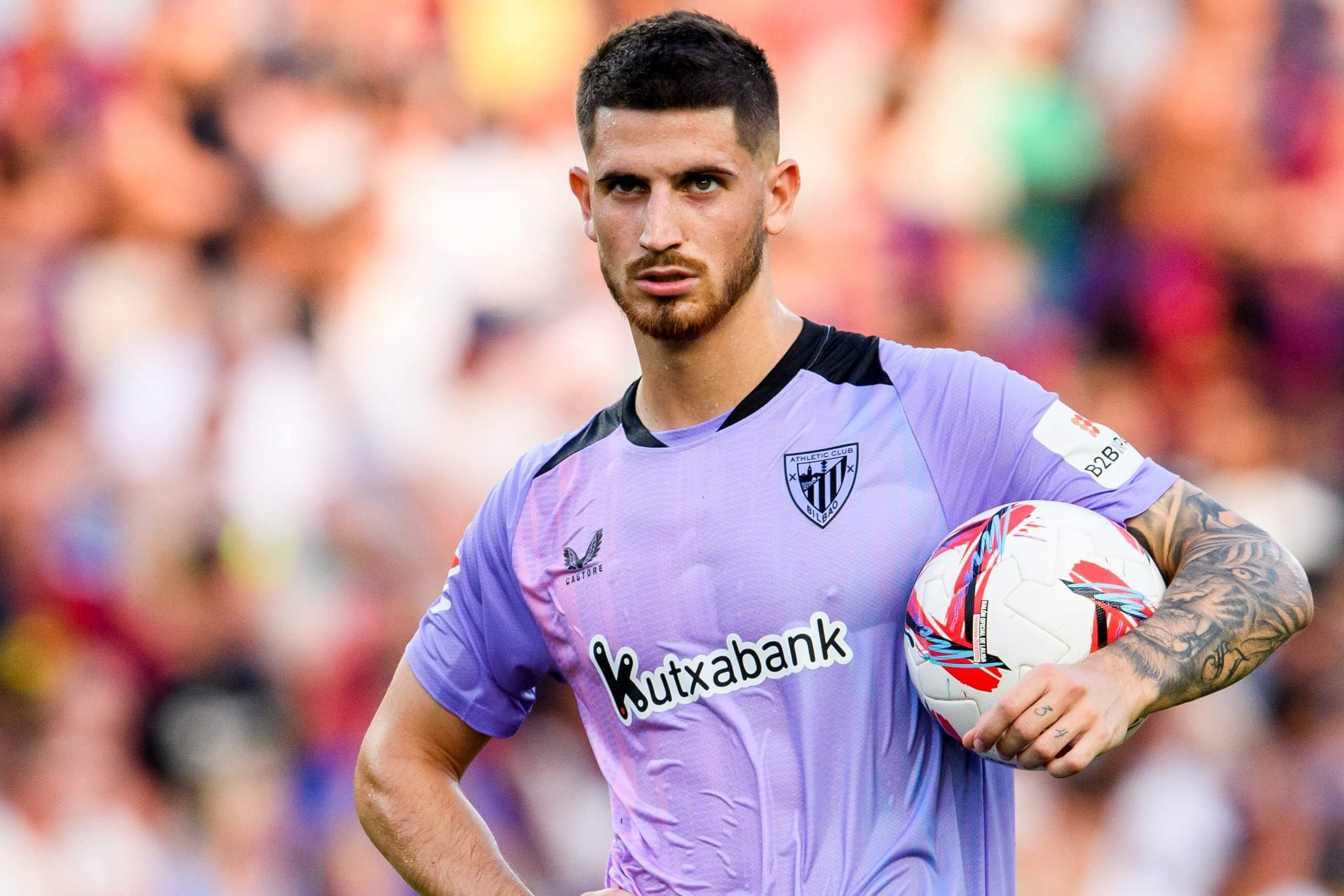  Oihan Sancet, con la tercera equipación de la temporada 2024-25, se ha quedado sin viajar a Roma.