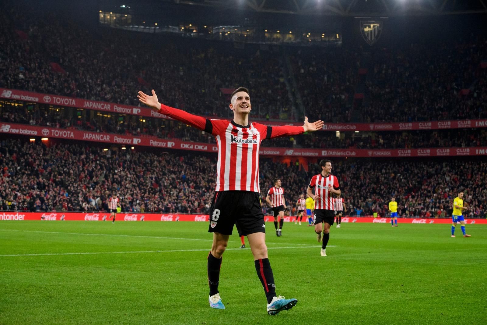 Oihan Sancet celebra su hat-trick al Cádiz en San Mamés.