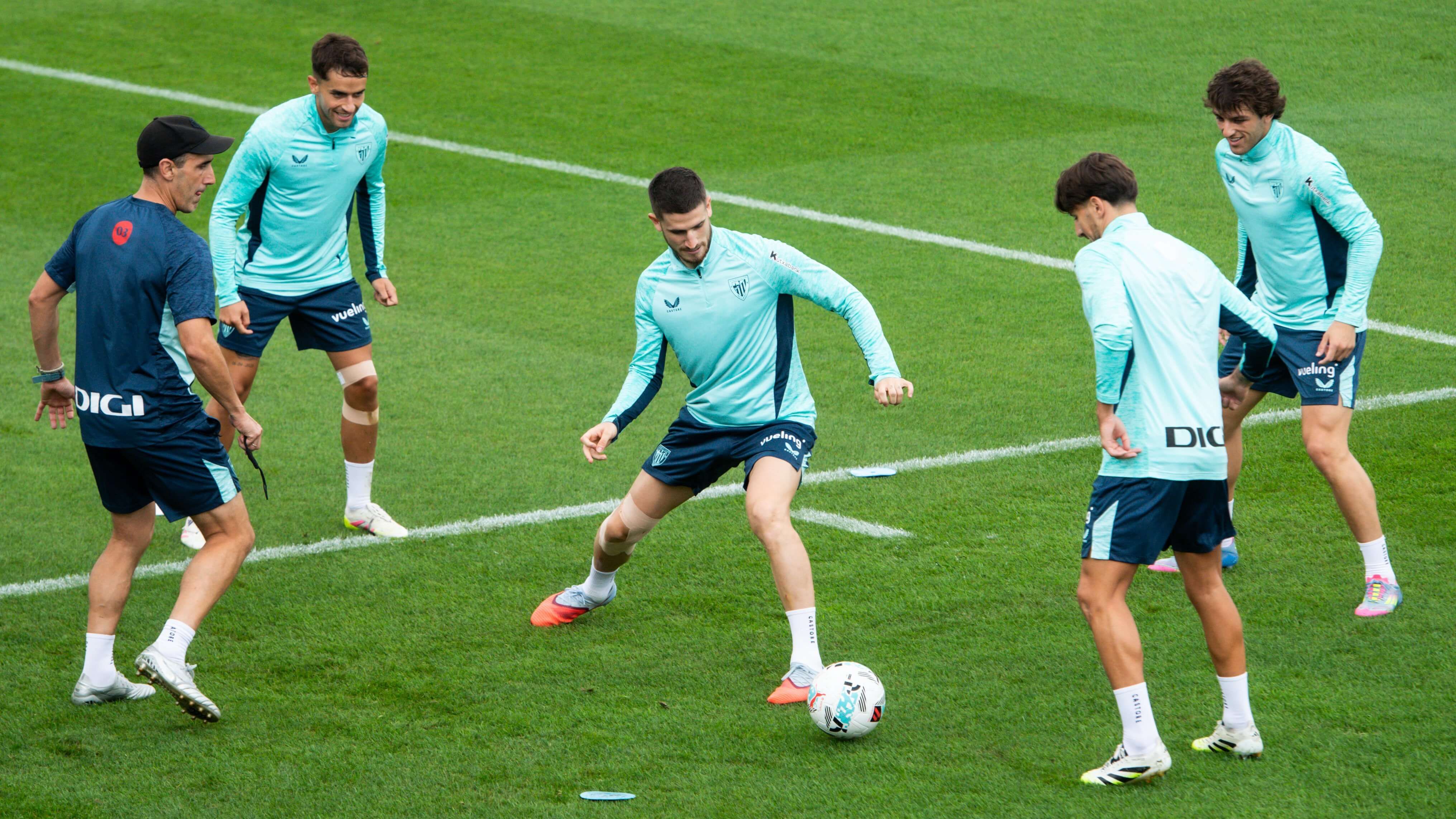  El mediapunta navarro Oihan Sancet trabaja con la rodilla protegida en Lezama.