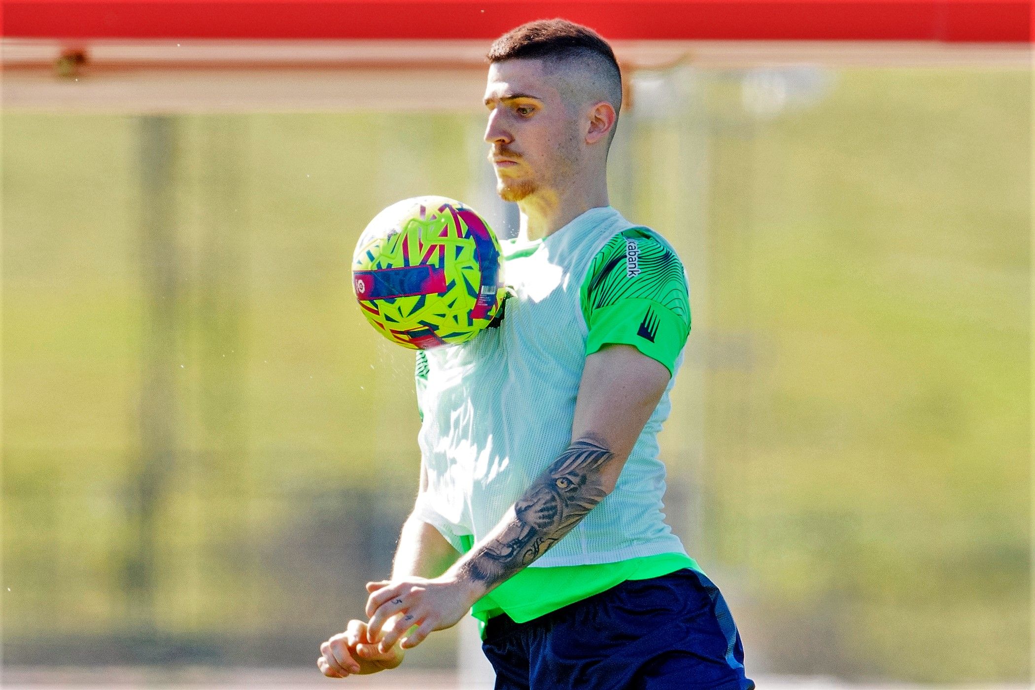 Un control de pecho de Oihan Sancet en Lezama.