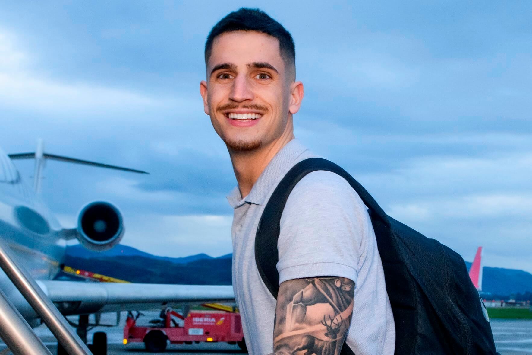 Oihan Sancet sube con alegría al avión del equipo rojiblanco.