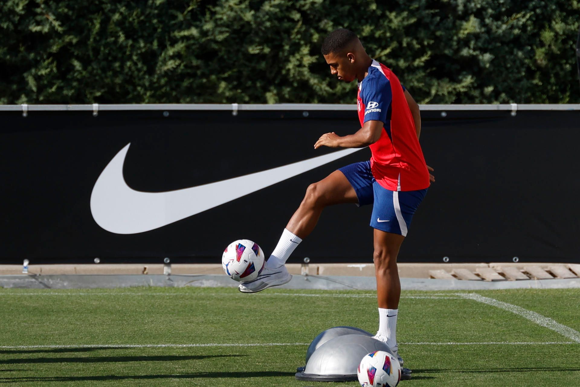  Samu Lino, en una sesión con el Atlético.