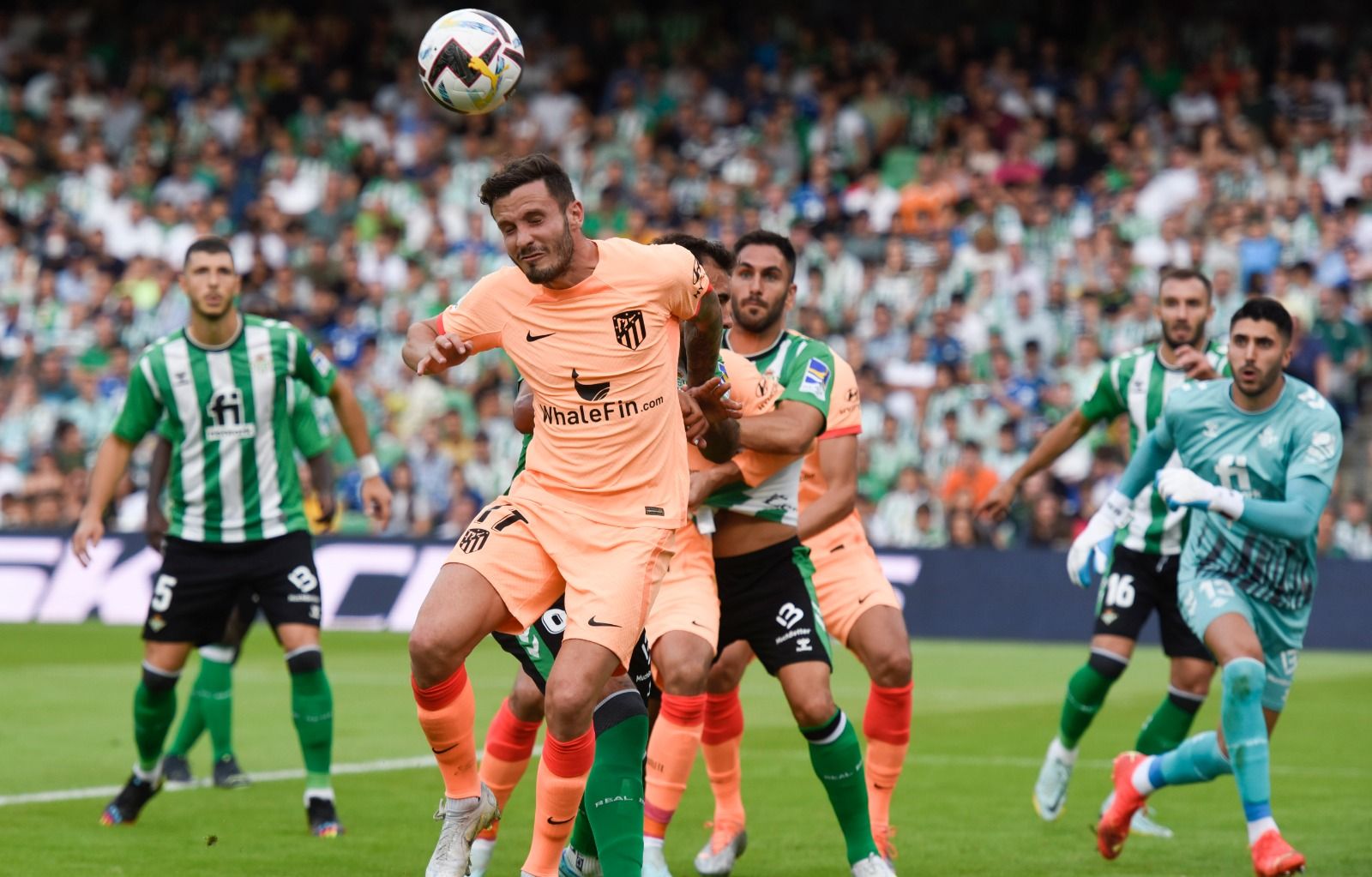 Saúl intenta cabecear un balón en el área del Betis.