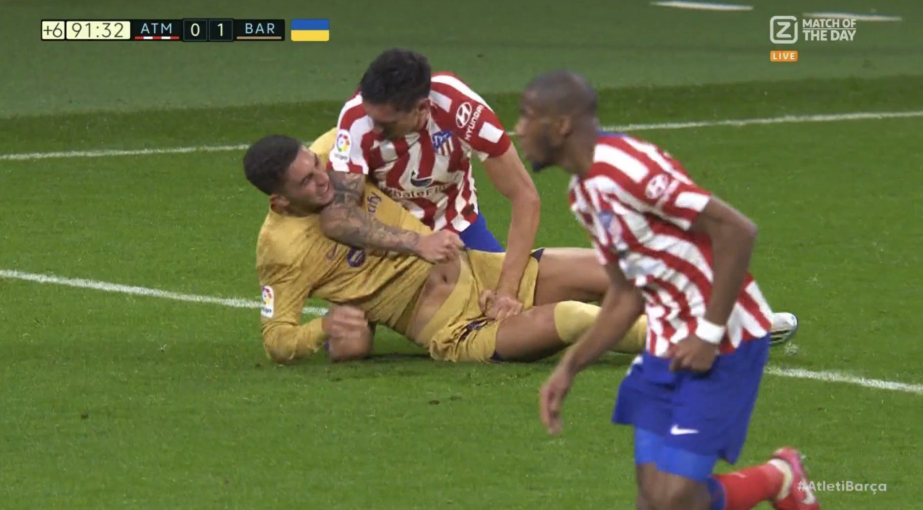  Savic y Ferran Torres, sobre el césped del Metropolitano.