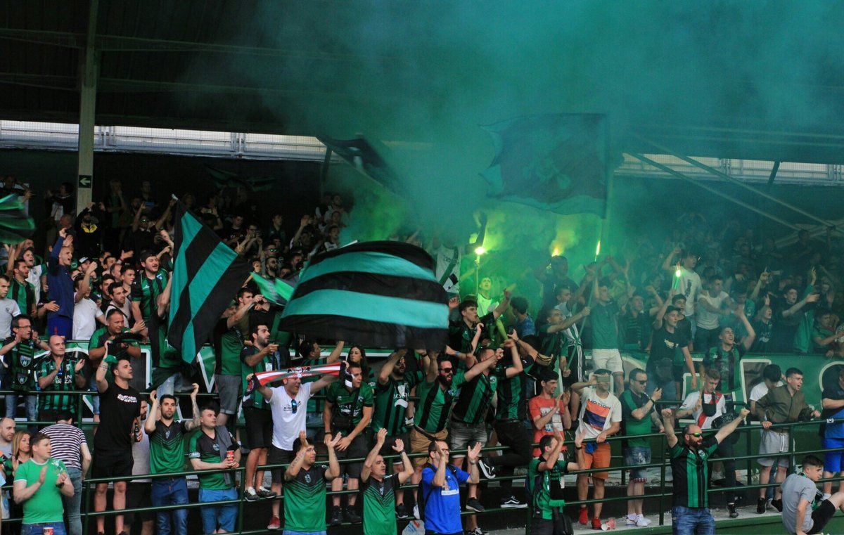 La afición del Sestao River anima al equipo verdinegro en las gradas de Las Llanas.