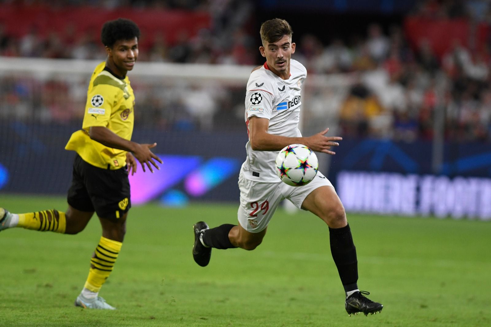  Kike Salas, jugando contra el Borussia Dortmund en Champions.