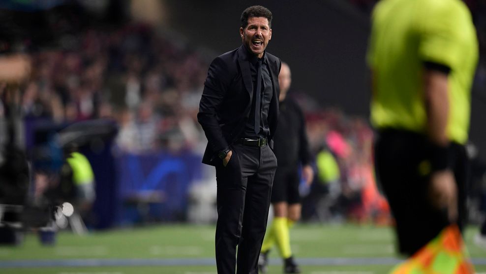 Simeone da instrucciones desde la banda.