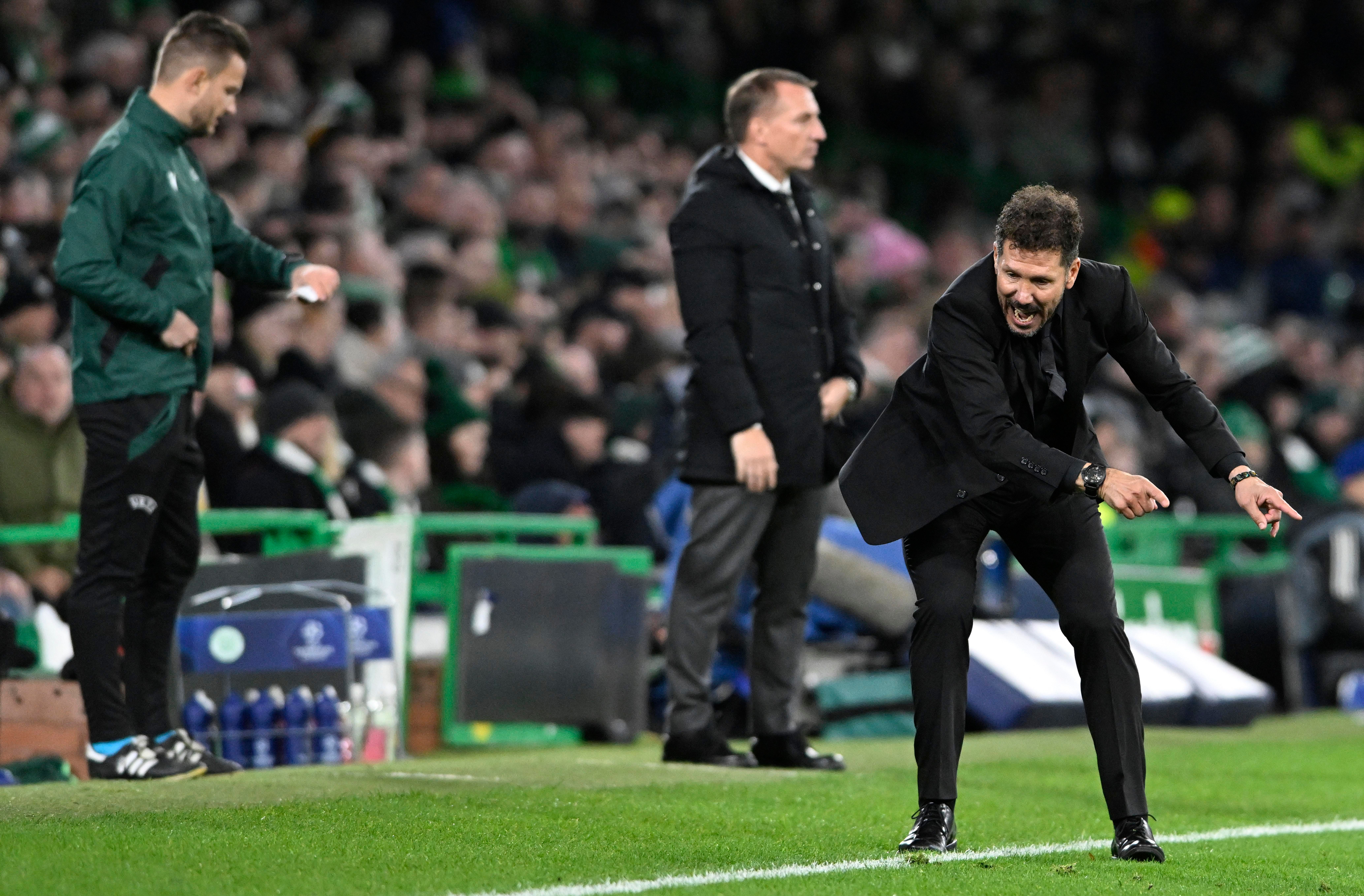  Simeone diciéndole a Koke que mande el balón a fuera. (Fuente: Cordon Press)