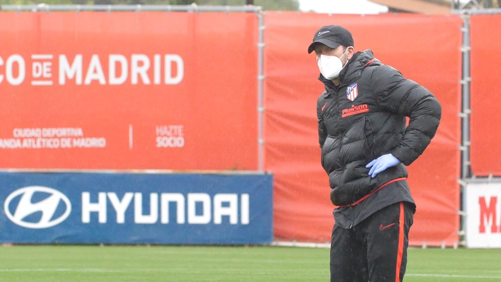  Simeone, durante un entrenamiento, con mascarilla.