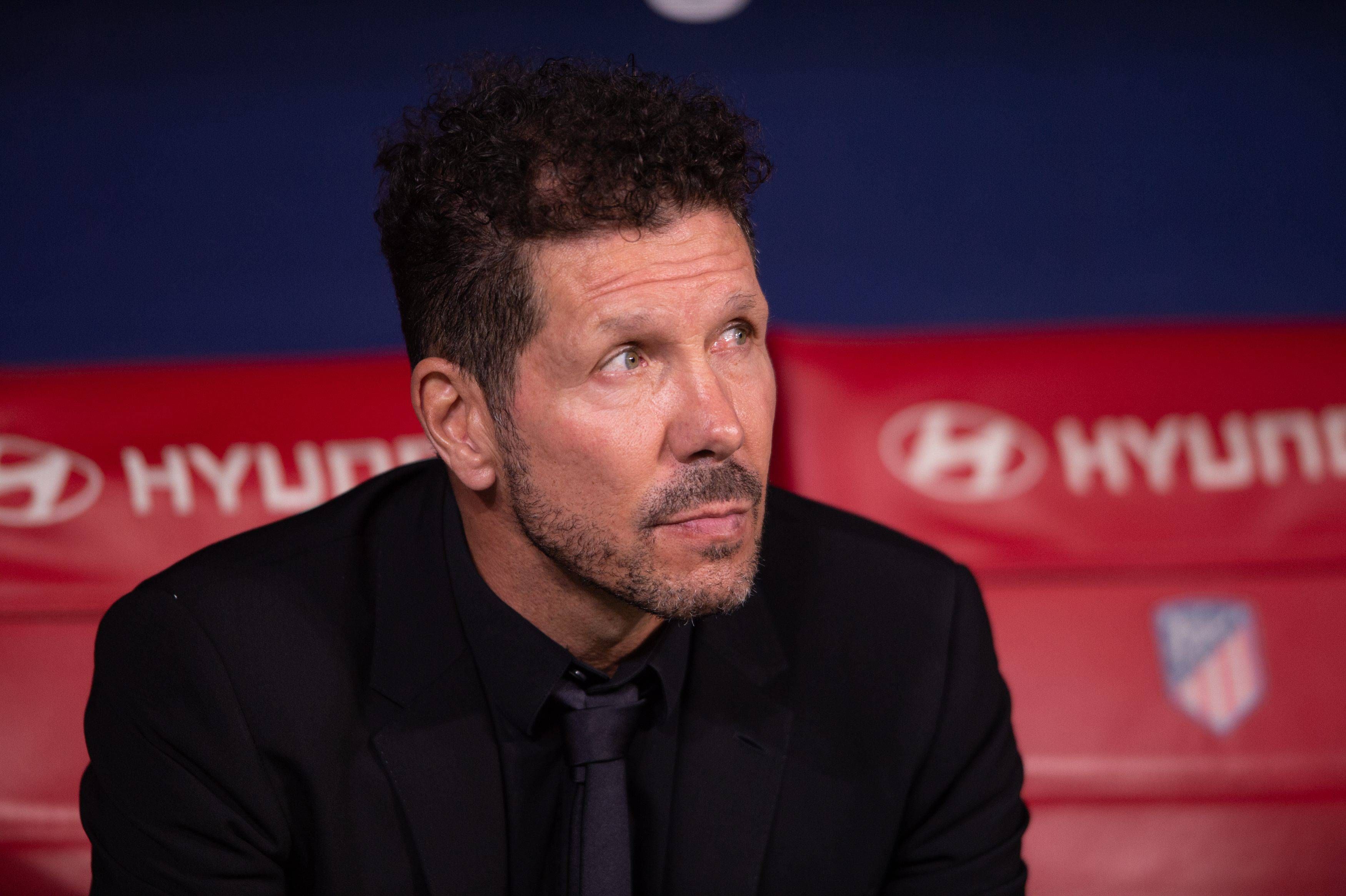  Simeone, en el banquillo del Metropolitano en el derbi.