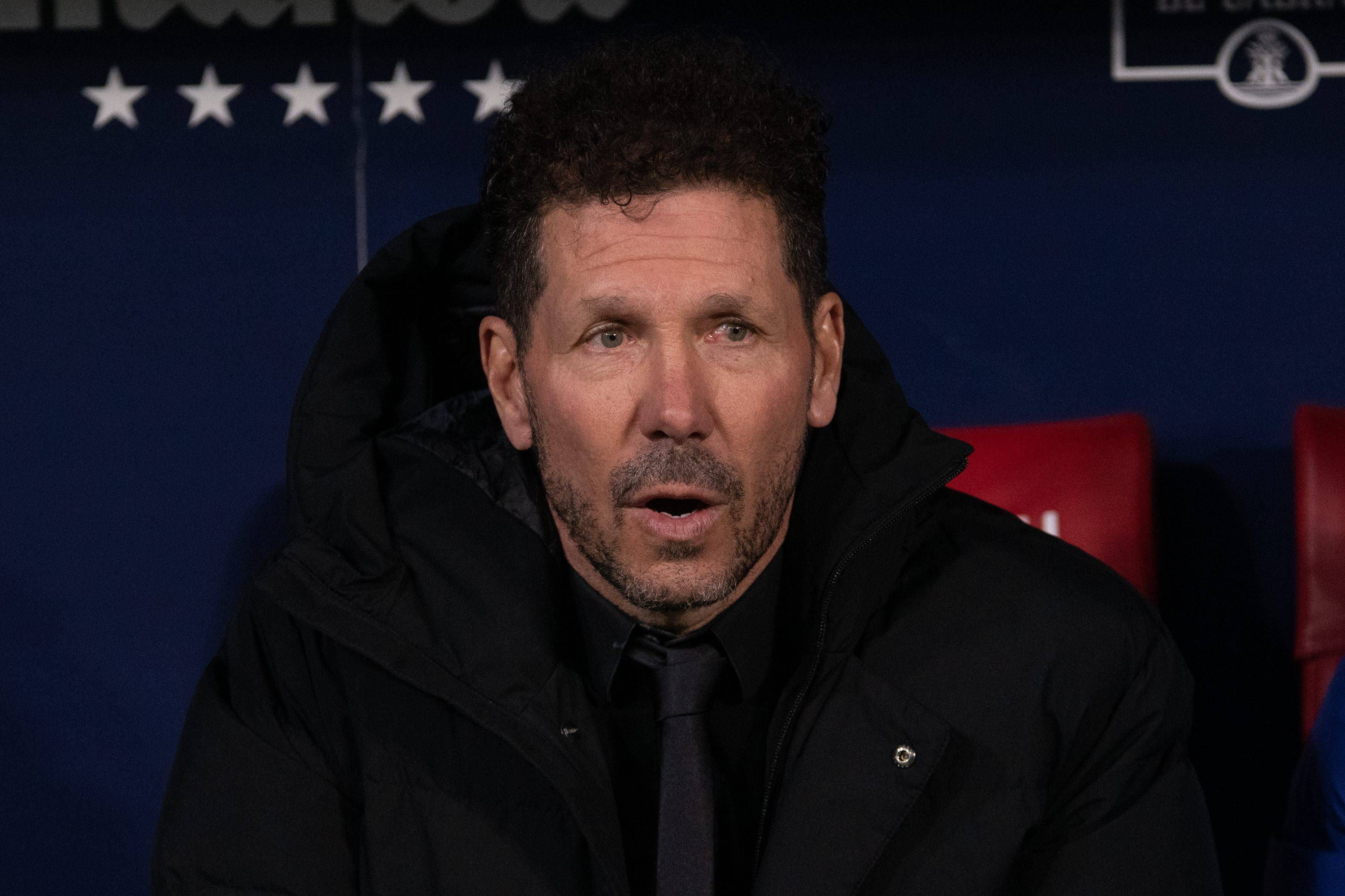  Simeone, en el banquillo durante el Atlético-Sevilla (FOTO: Cordón Press).