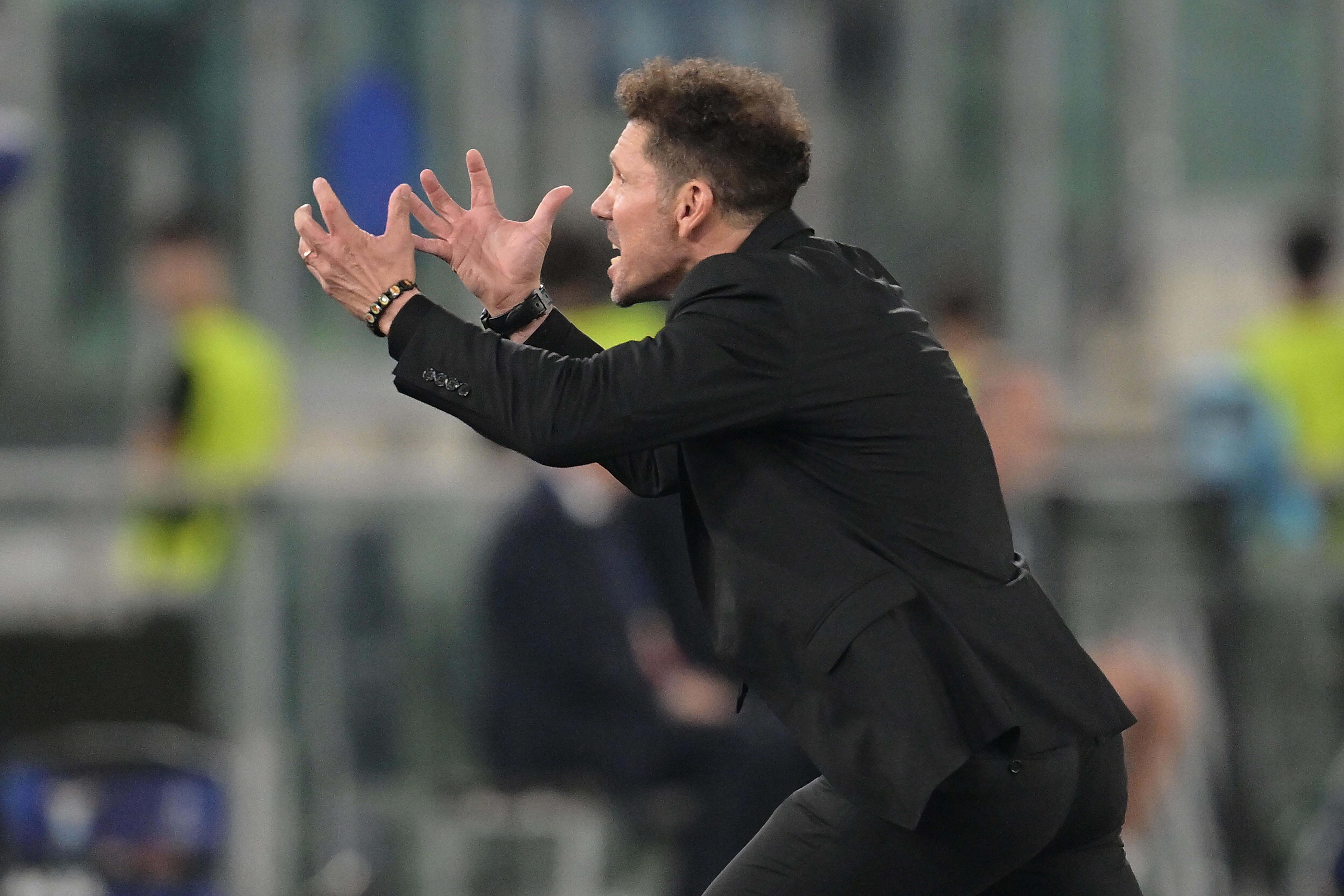 Simeone protestando un acción en el Lazio-Atlético (Foto: Cordon Press).