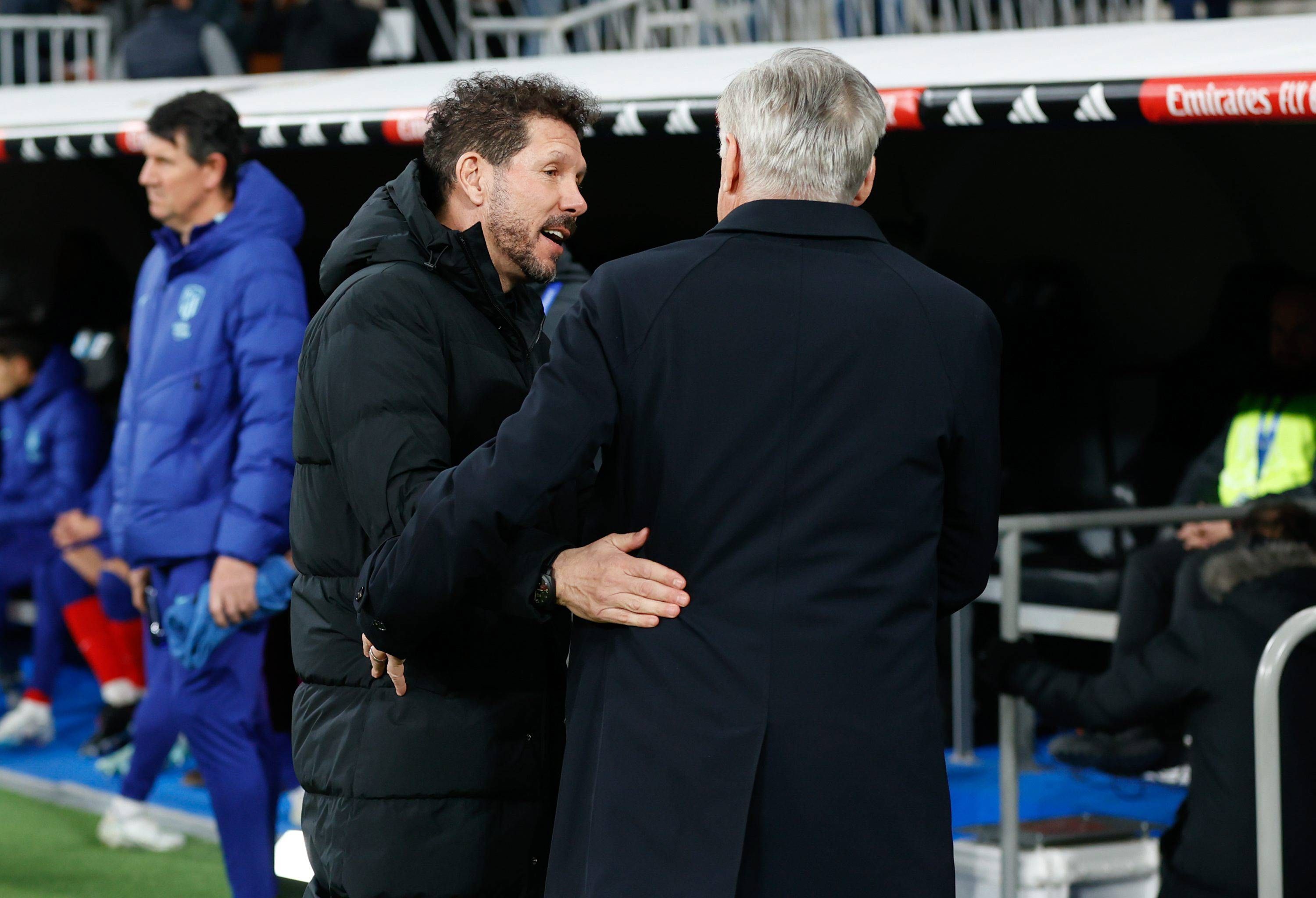  Simeone saluda a Ancelotti.