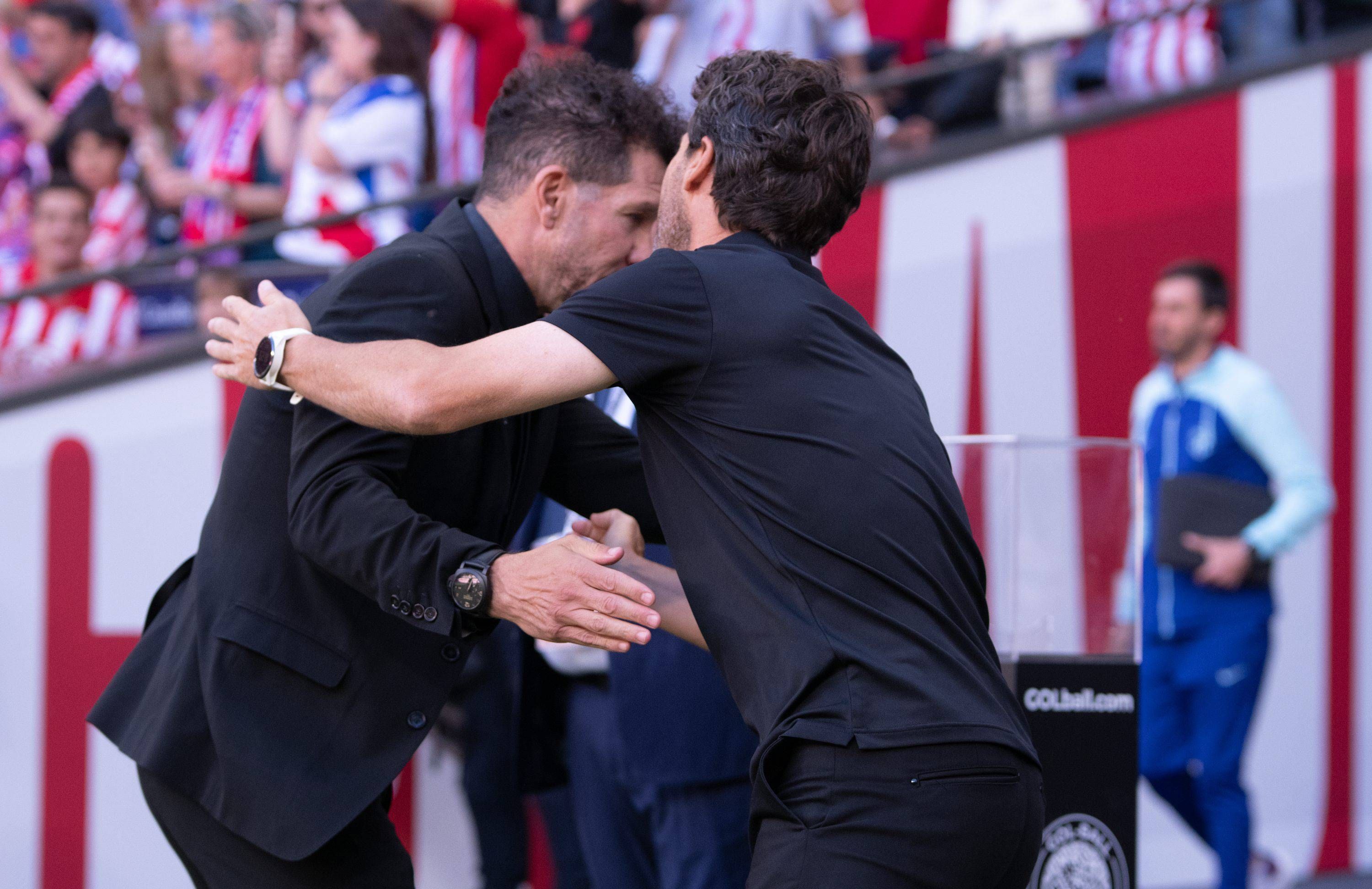 Simeone saluda a Rubi antes del Atlético-Almería.