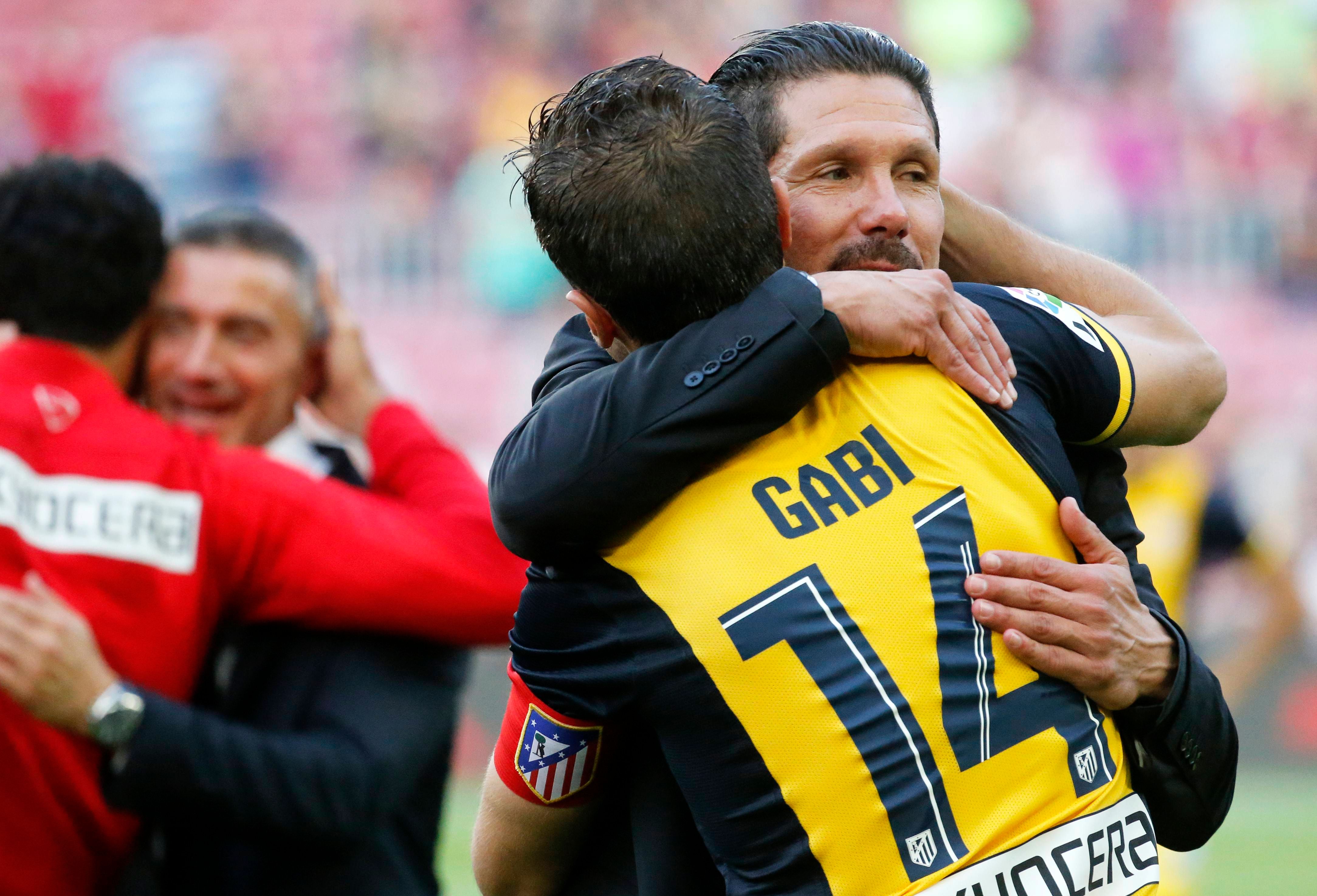  Simeone y Gabi celebrando el campeonato de Liga.