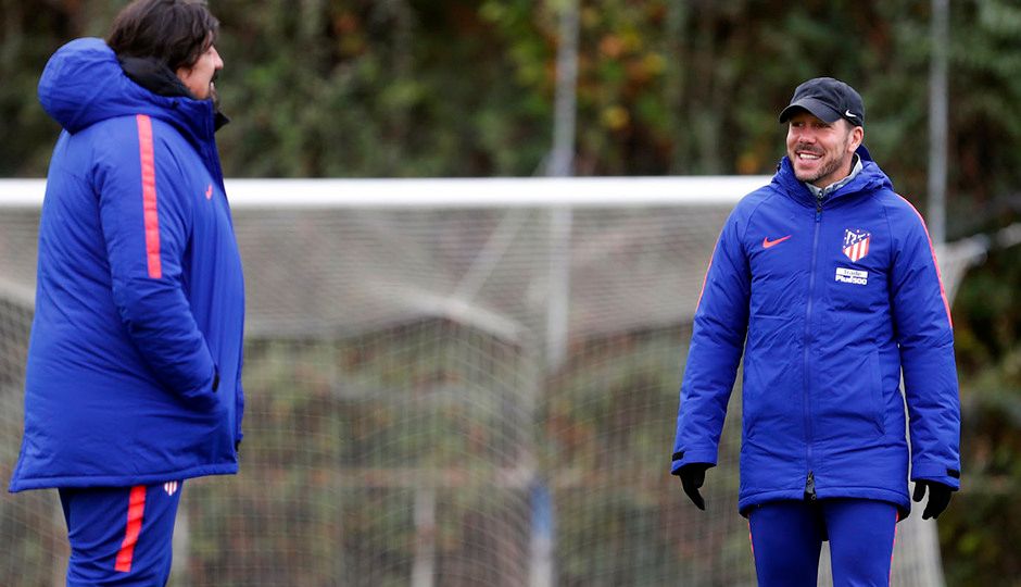  Simeone y Germán, el 'Mono' Burgos, durante el entrenamiento de este miércoles.