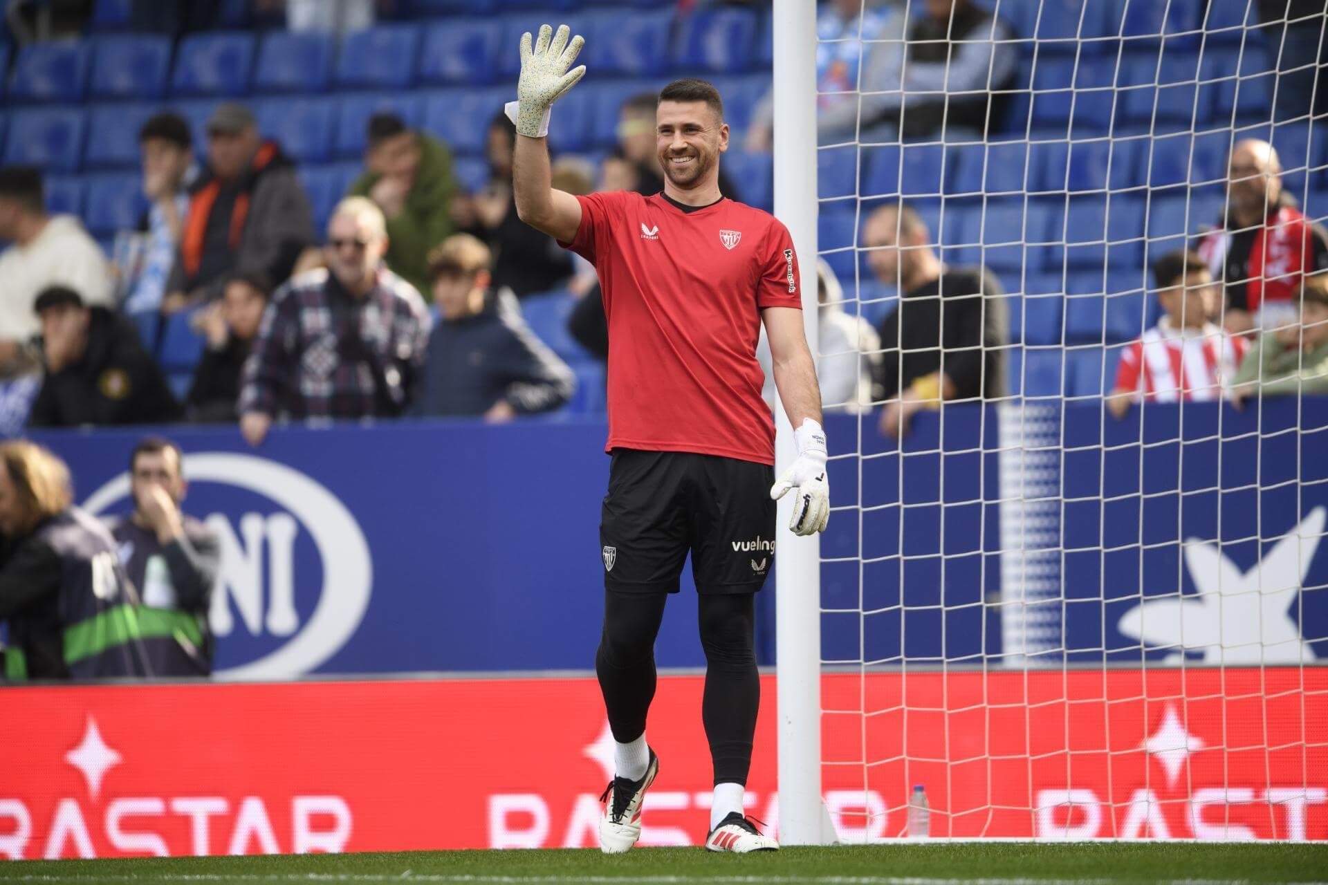 Saludo de Unai Simón calentando para jugar el domingo ante el RCD Espanyol en Cornellá.